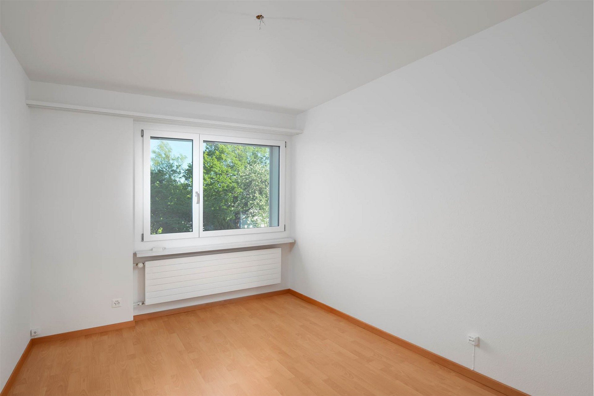 Heller leerer Raum mit Fenster und Heizkörper
