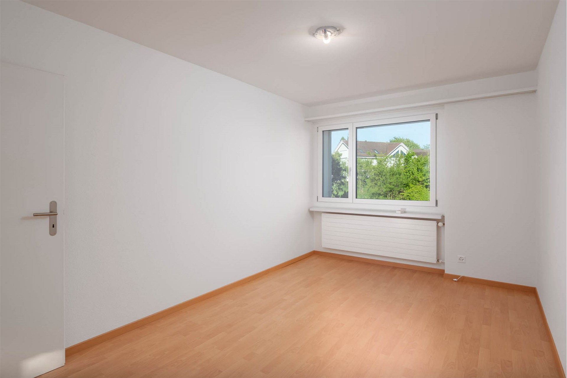 Leeres, helles Zimmer mit Fenster