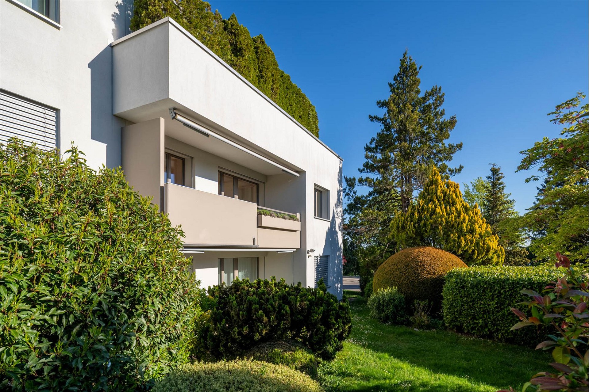 Modernes Wohnhaus mit gepflegtem Garten