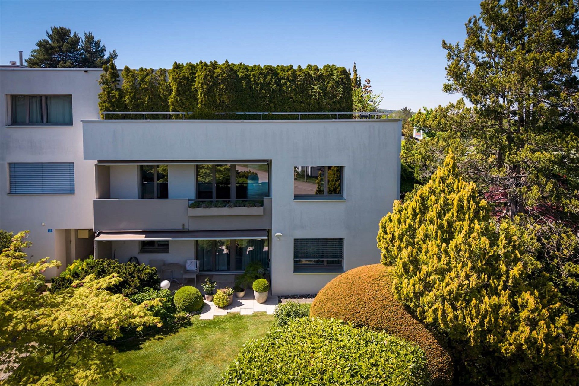 Moderne Hausfassade mit Garten