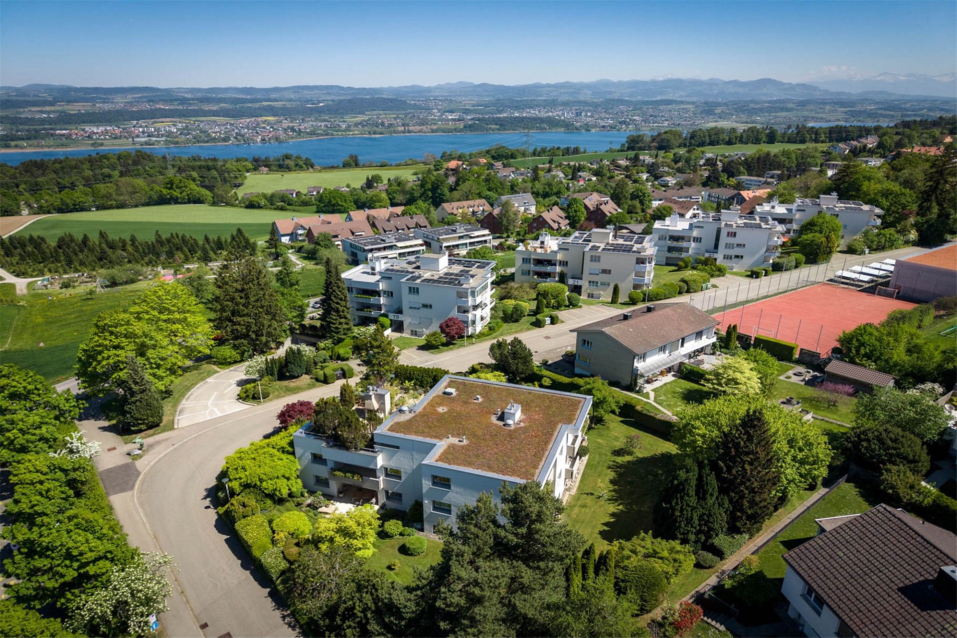 Luftaufnahme einer Wohnsiedlung mit Seeblick