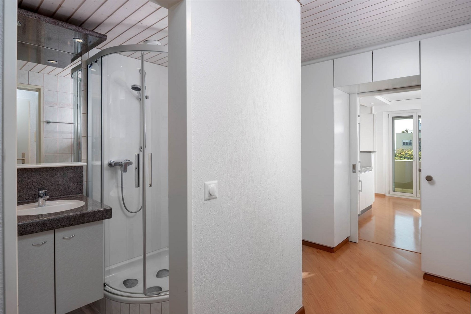 Badezimmer mit Flur und Balkonblick