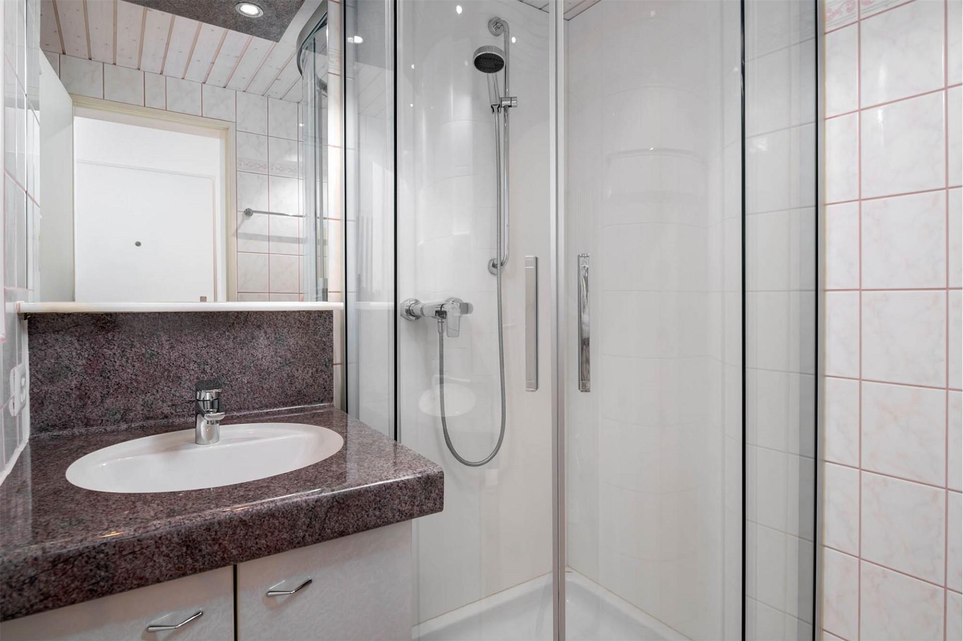 Modernes Badezimmer mit Dusche und Waschtisch