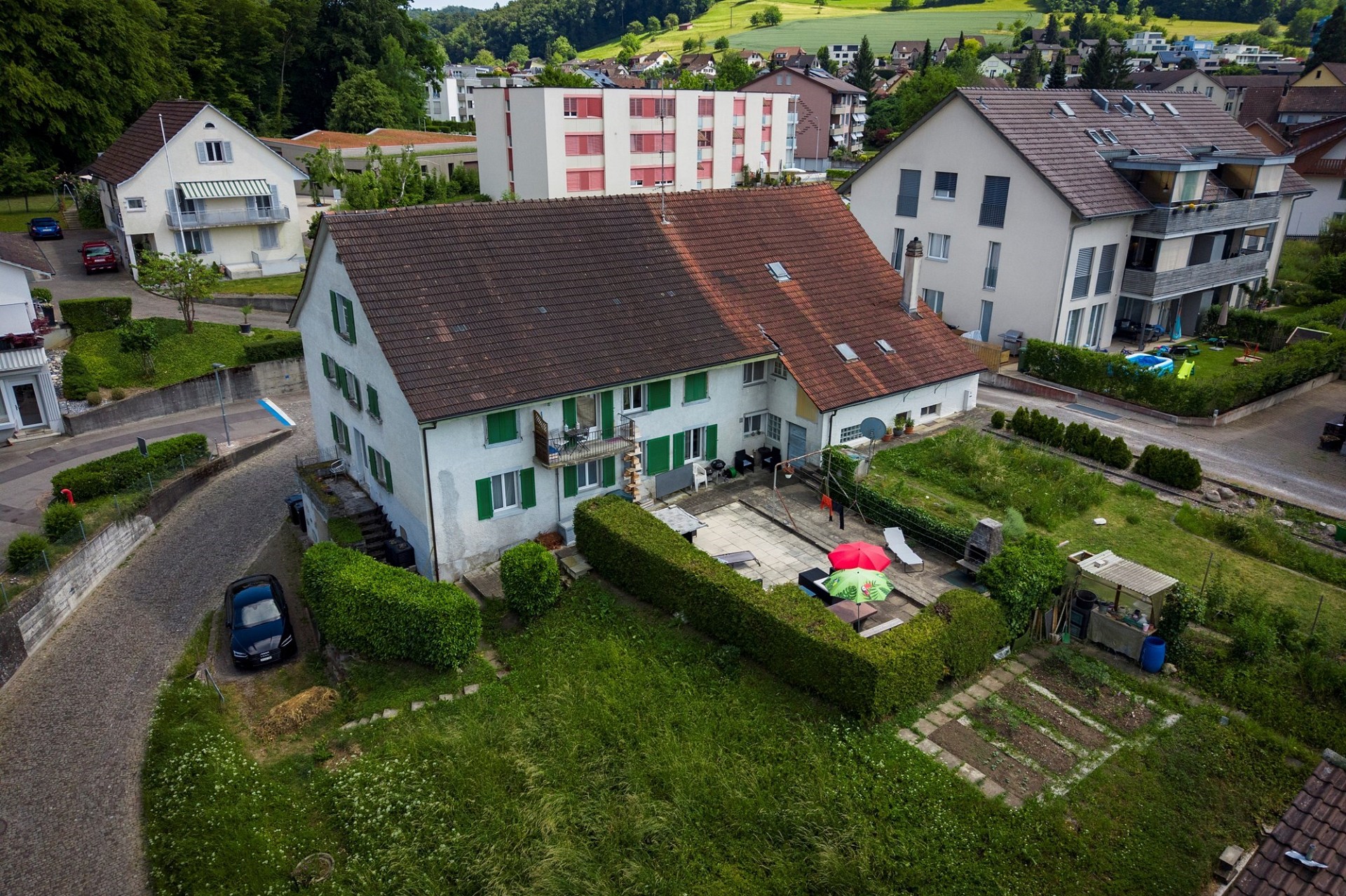Luftaufnahme eines Wohnhauses mit Garten