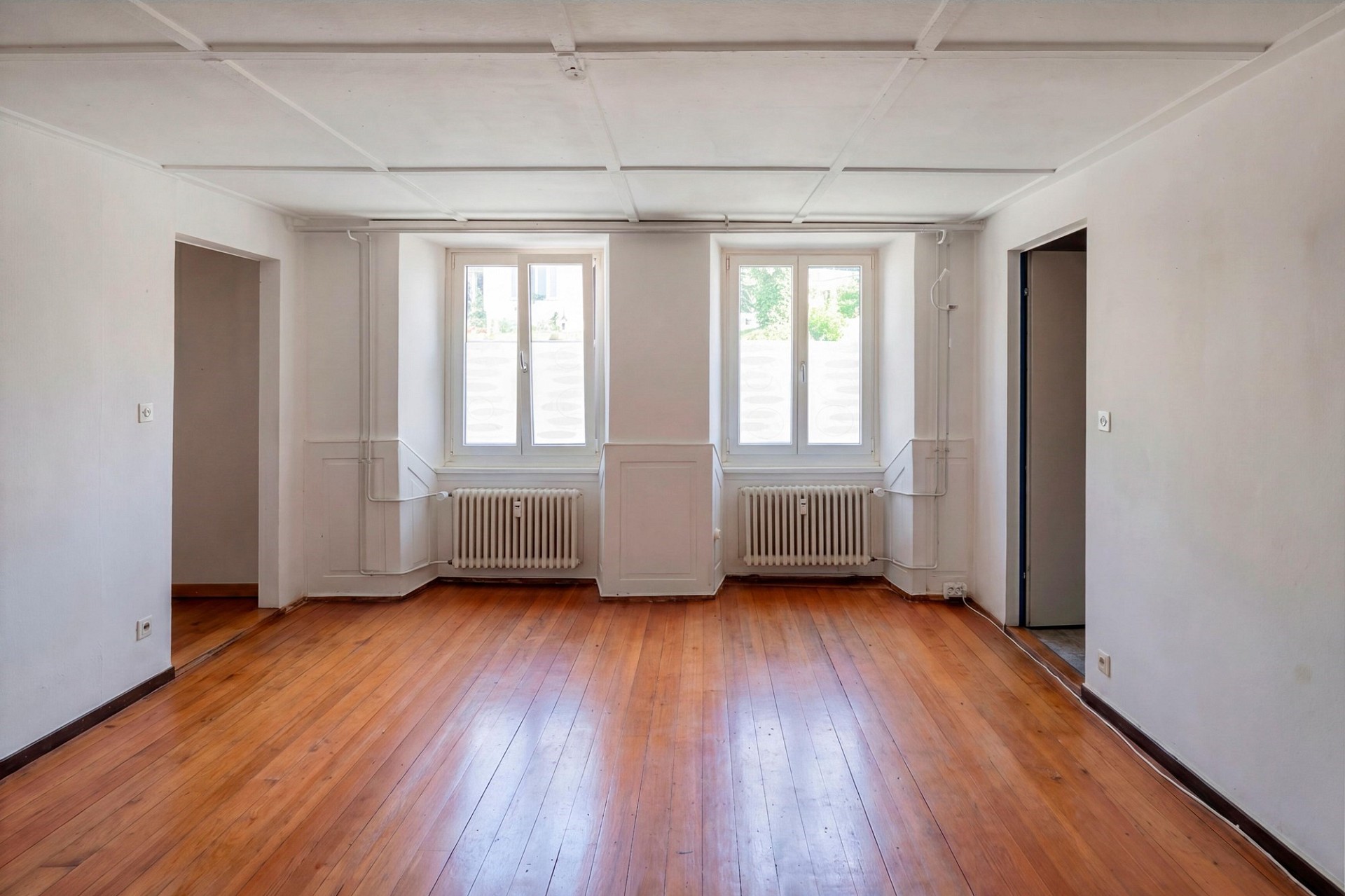 Leerer heller Raum mit Holzboden