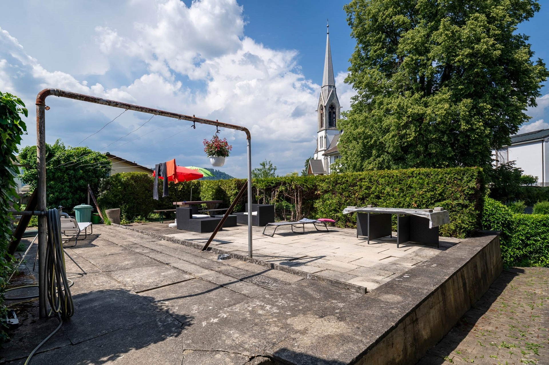 Garten- und Terrassenbereich mit Blick auf Kirchturm