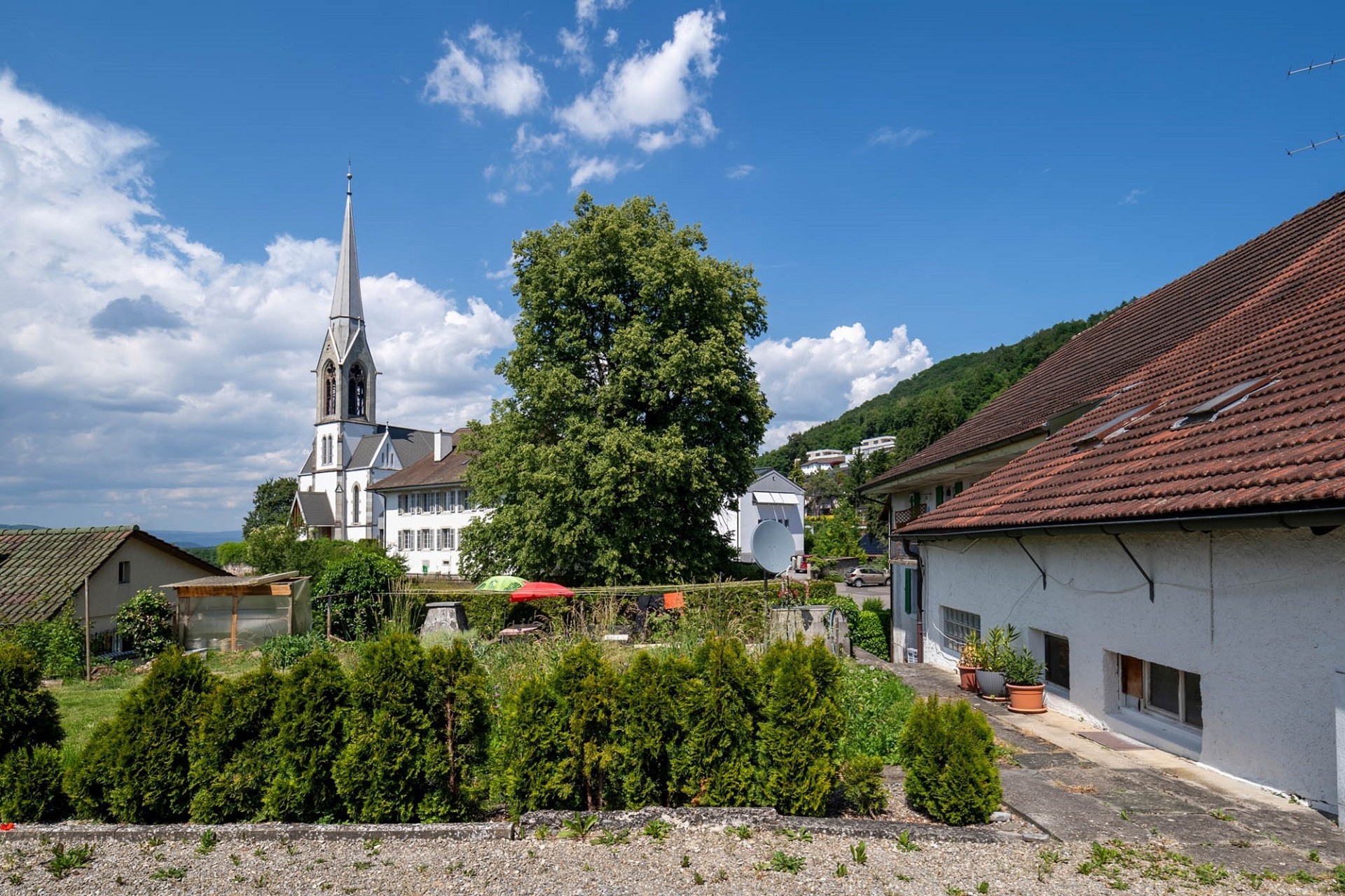 Dorfansicht mit Kirche und Wohnhäusern