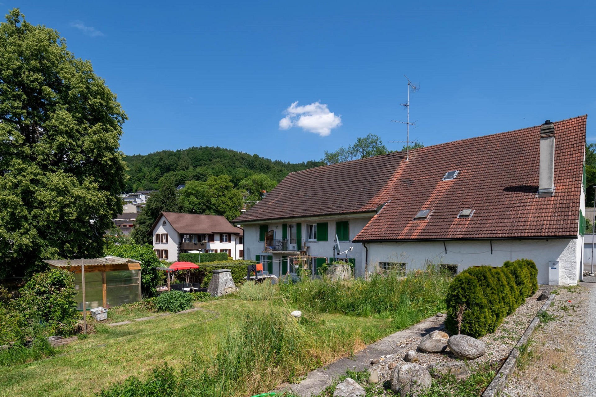 Ländliches Wohnhaus mit großem Garten