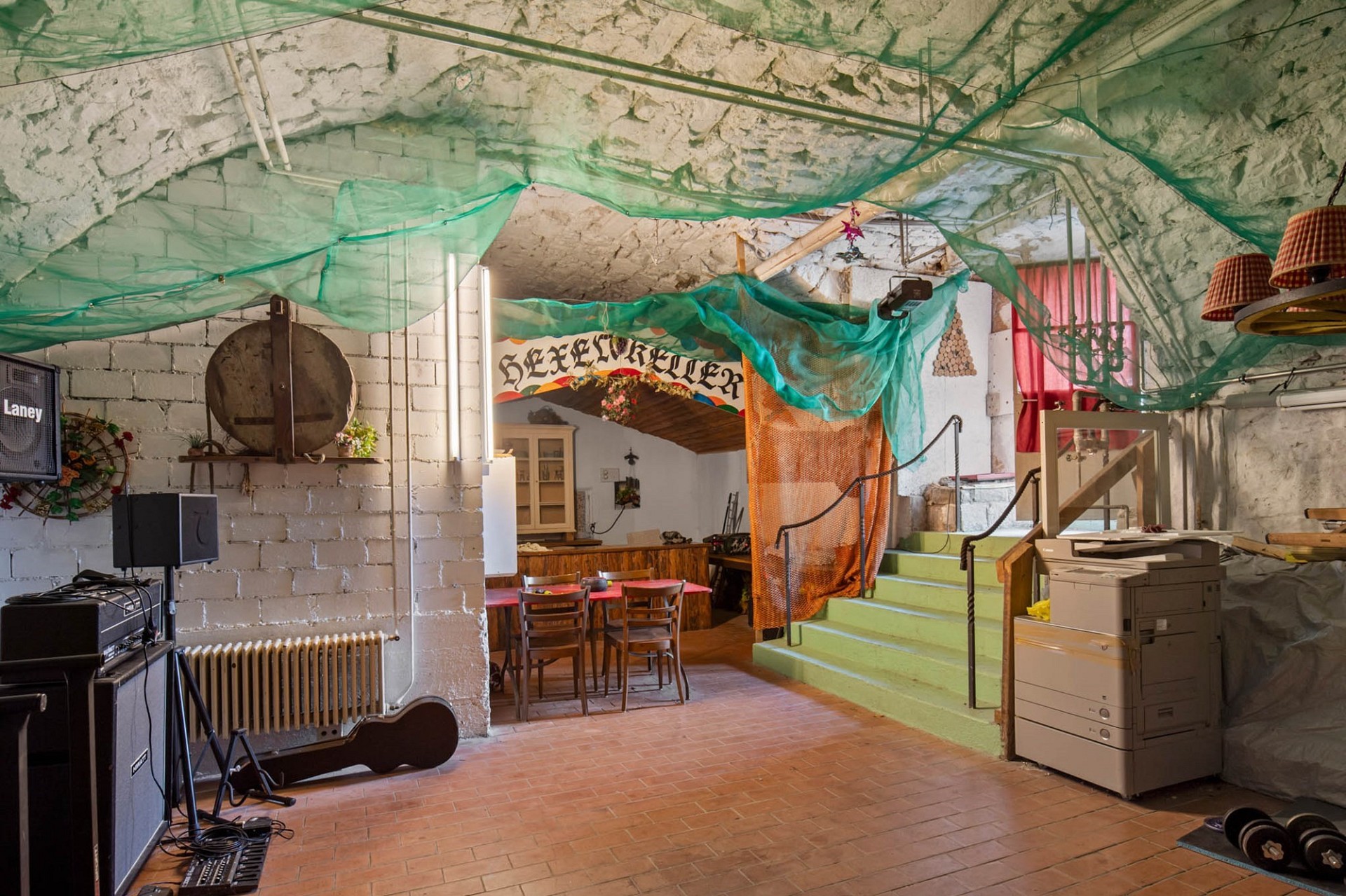 Keller- oder Veranstaltungsraum mit ungewöhnlicher Dekoration