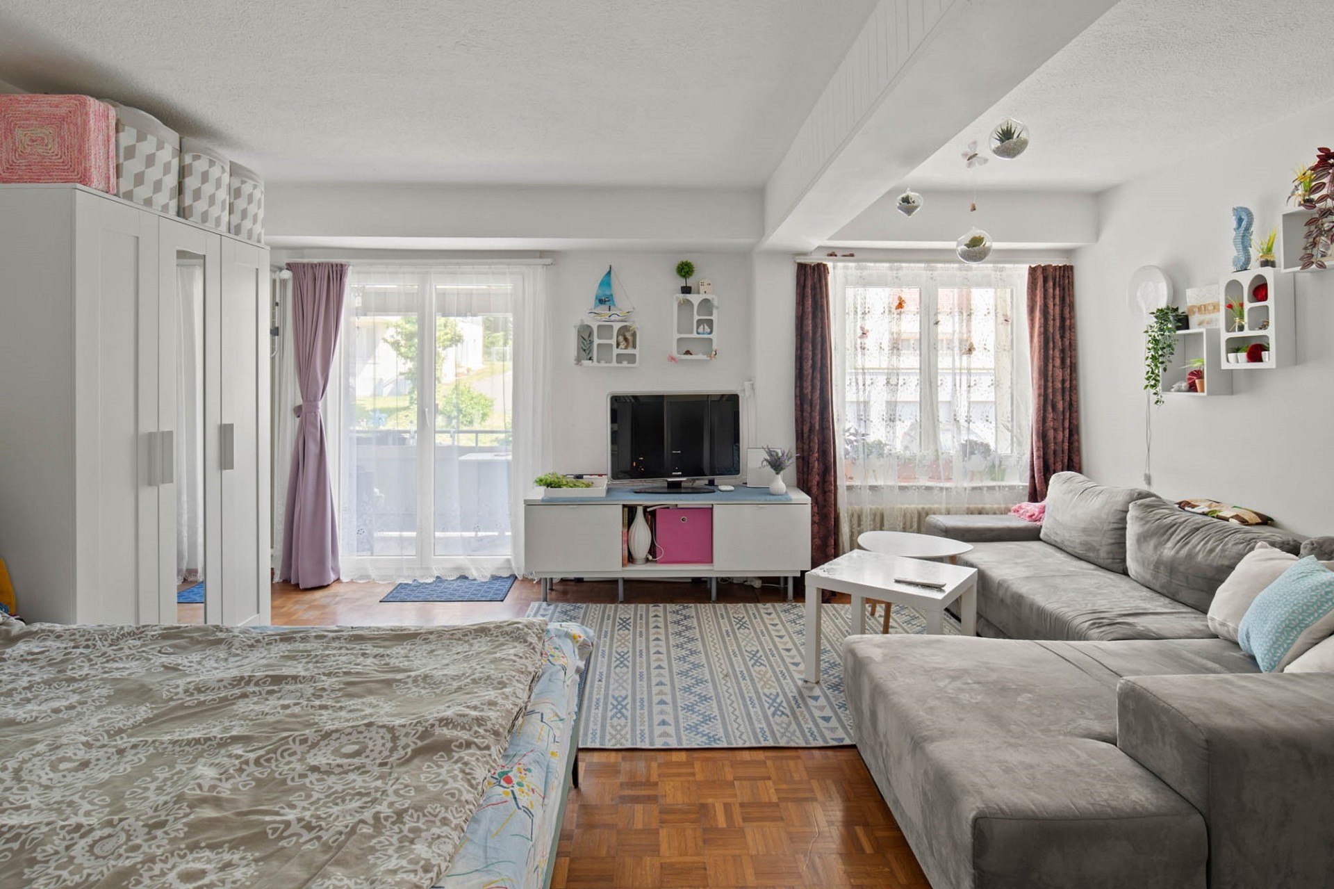 Helles Wohnzimmer mit Schlafbereich