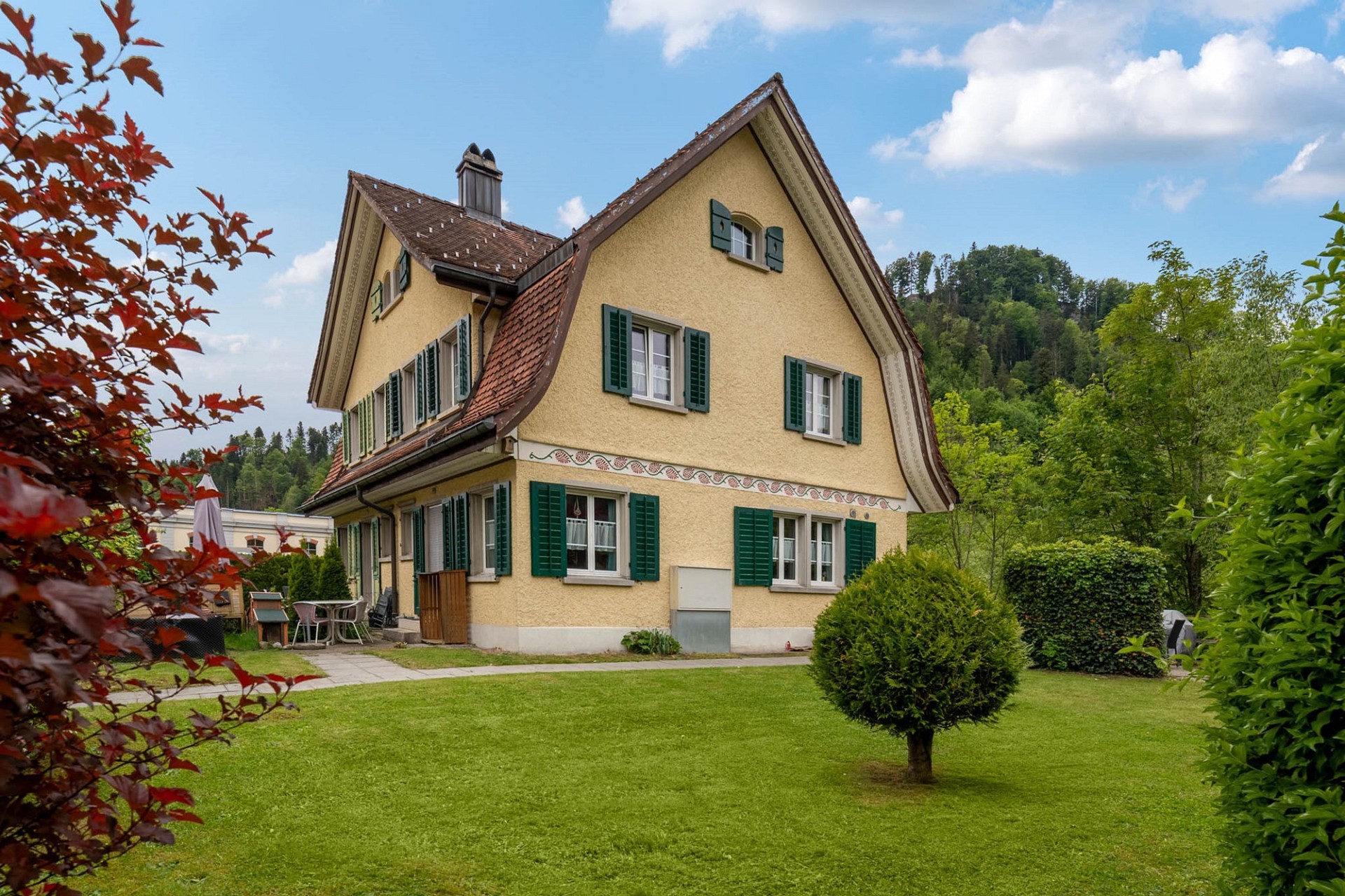 Traditionelles Haus mit Garten