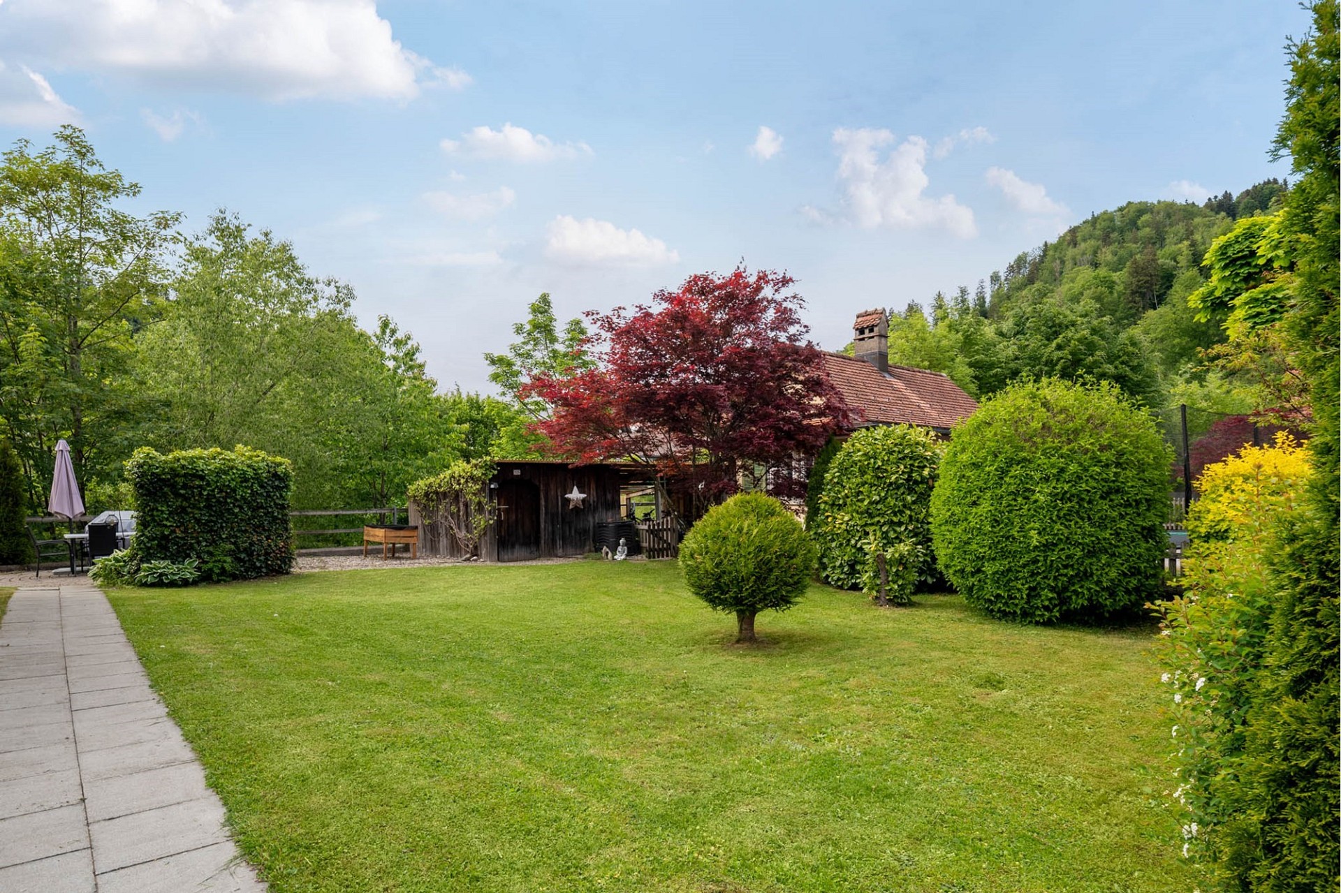 Großer Garten mit Haus im Grünen