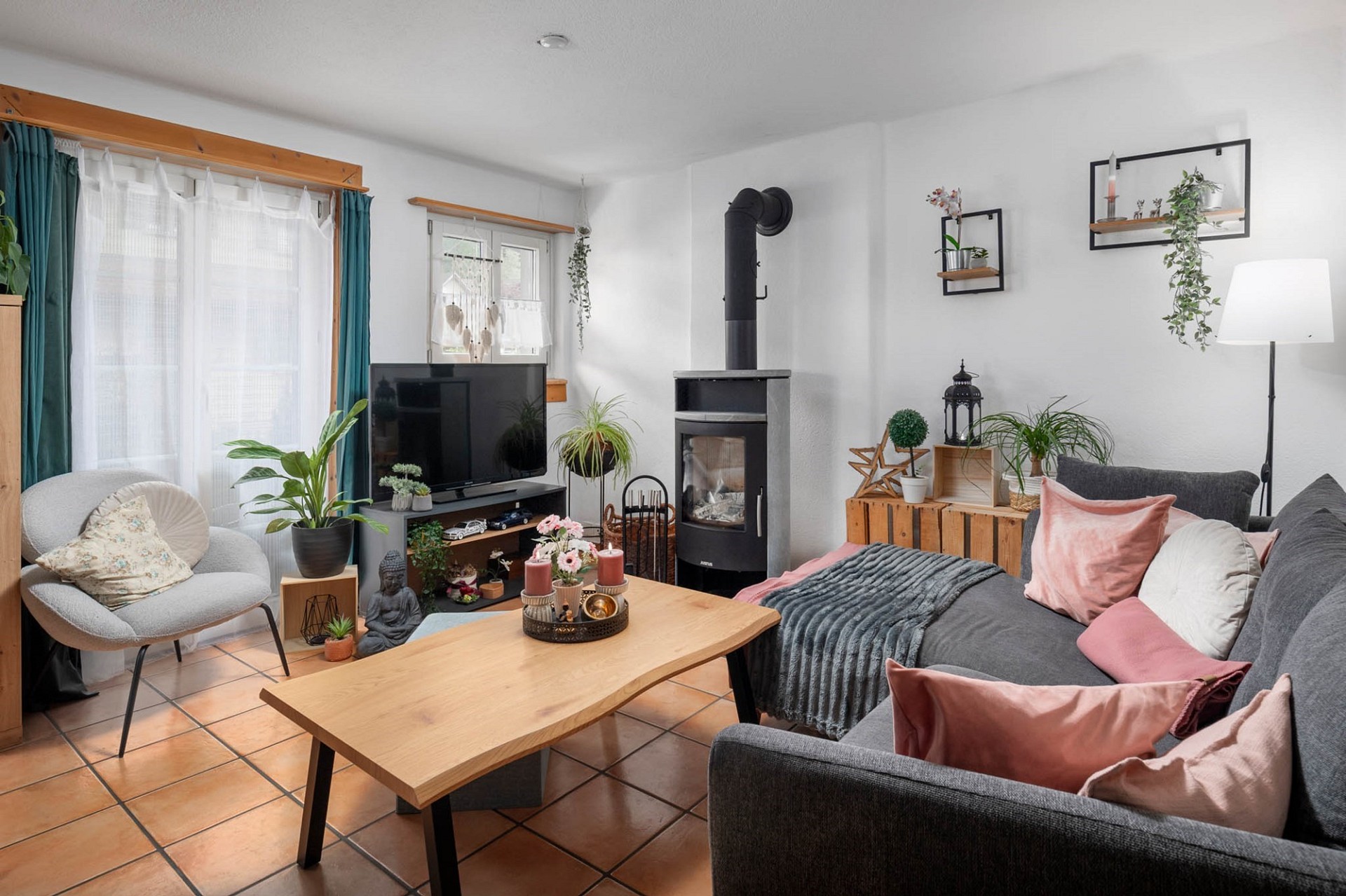 Gemütliches Wohnzimmer mit Kamin und Sofa