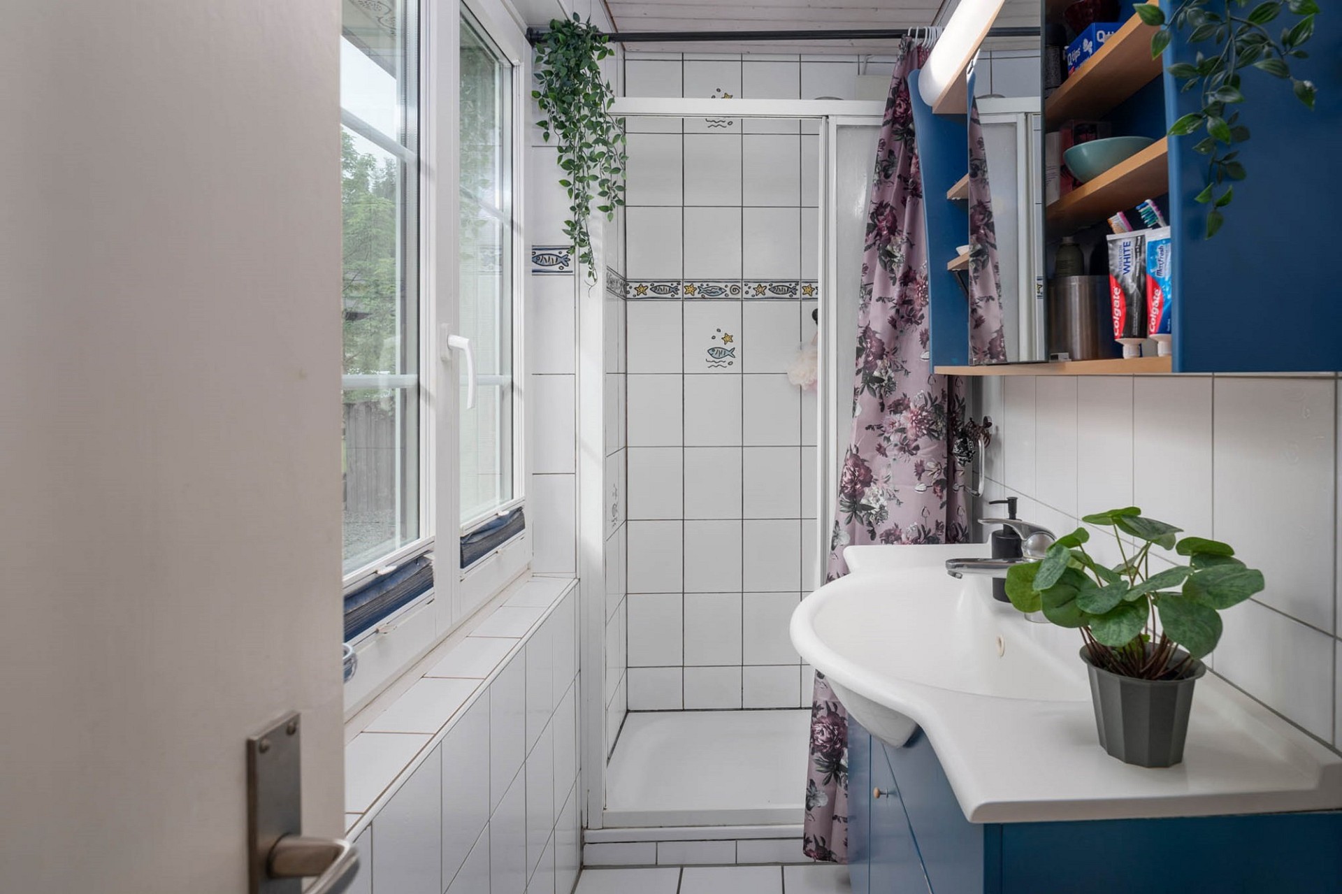 Kleines Badezimmer mit Dusche und Waschbecken