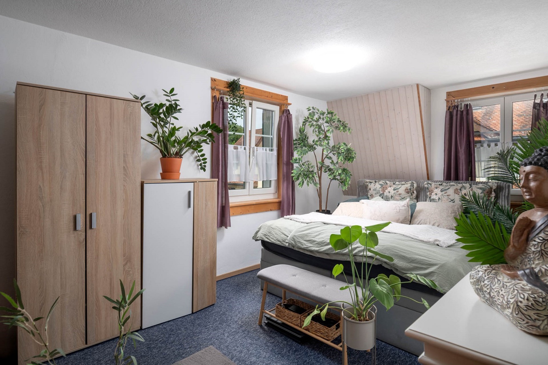 Gemütliches Schlafzimmer mit Pflanzen und Holzoptik