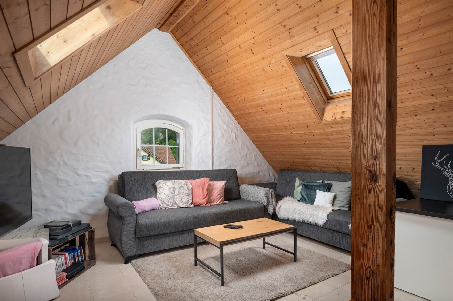 Gemütliches Dachgeschoss-Wohnzimmer mit Holzbalken