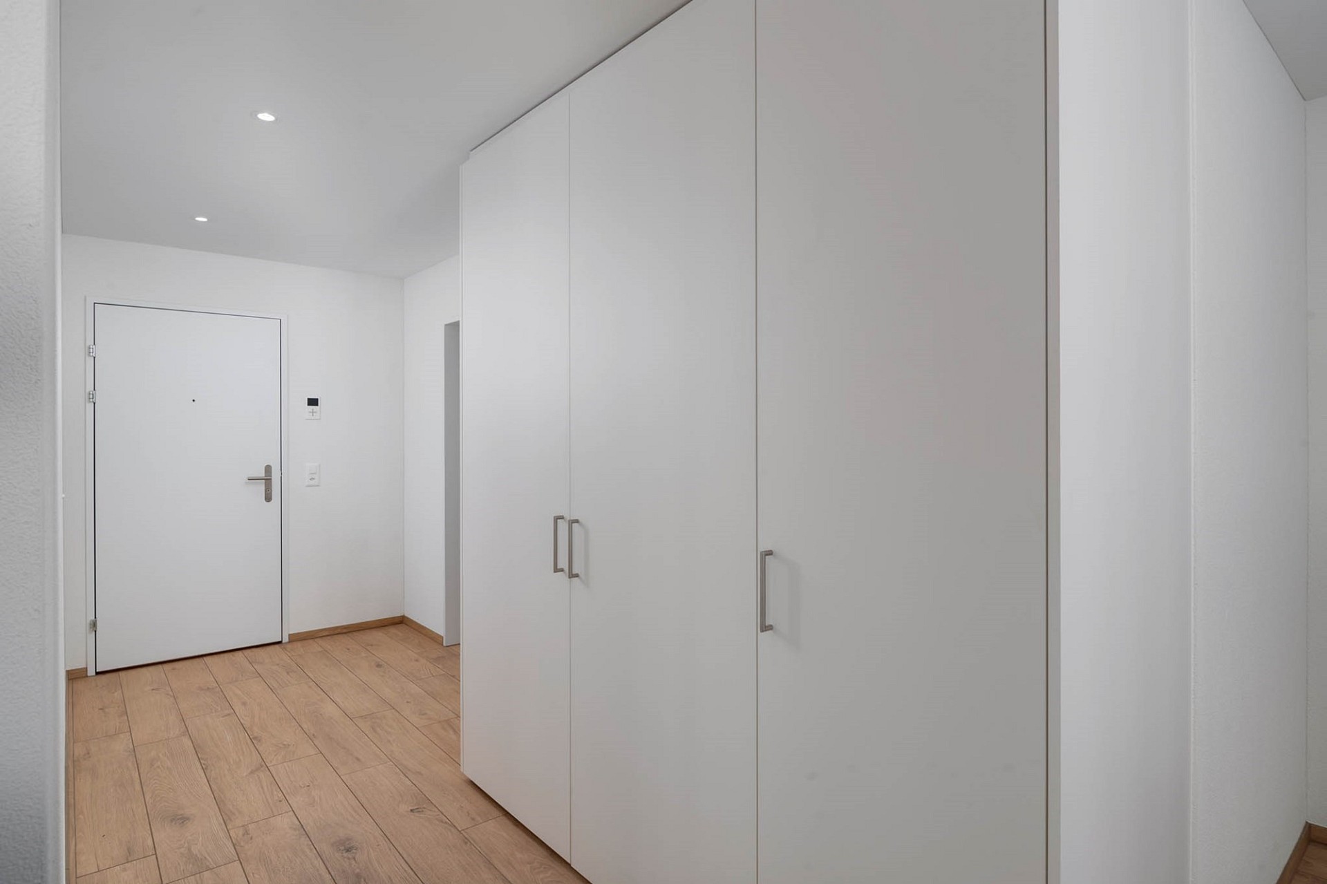 Heller Eingangsbereich mit Einbauschrank