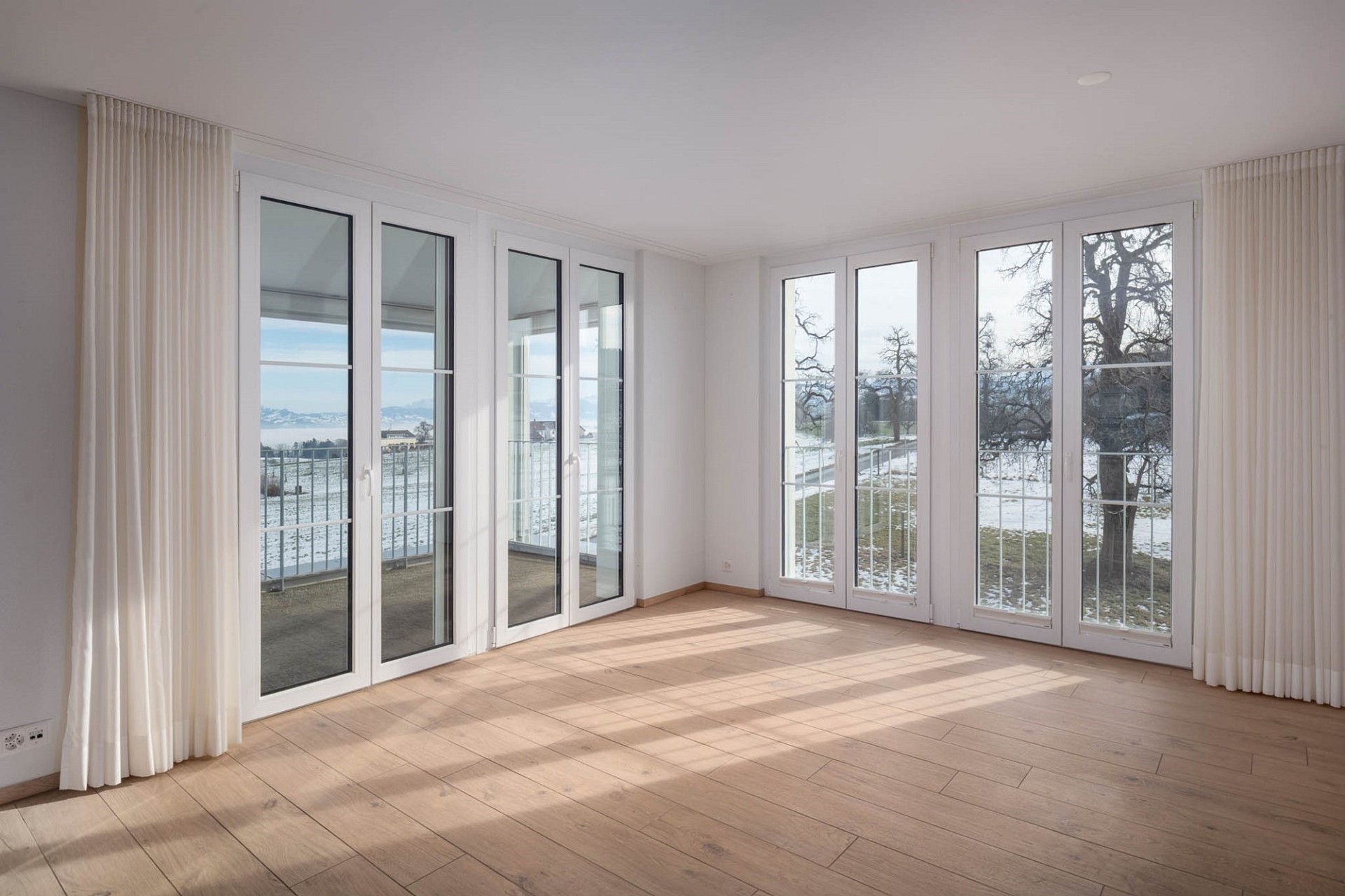 Heller Wohnraum mit großen Glasfronten und Ausblick