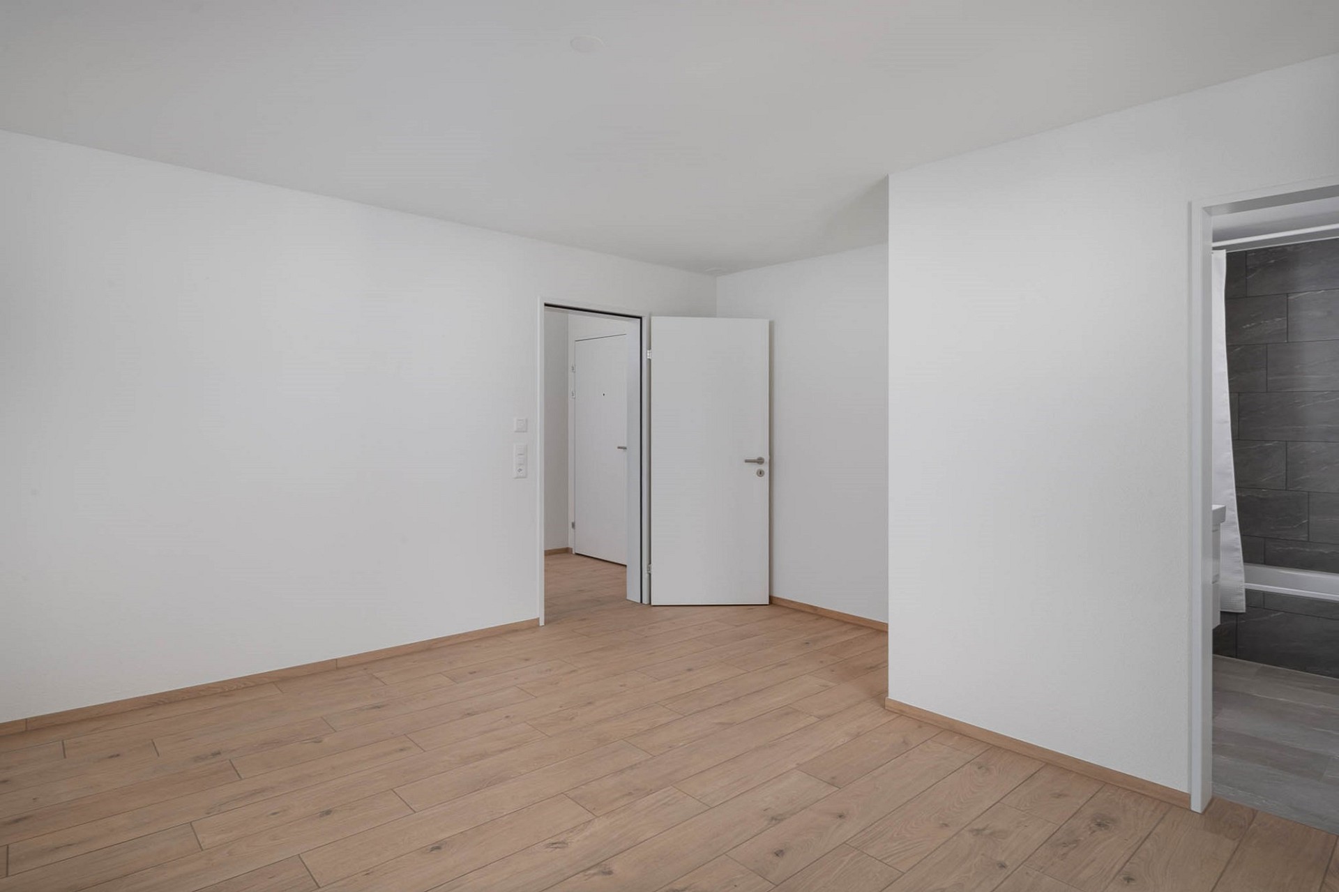 Leerer heller Raum mit Holzoptikboden