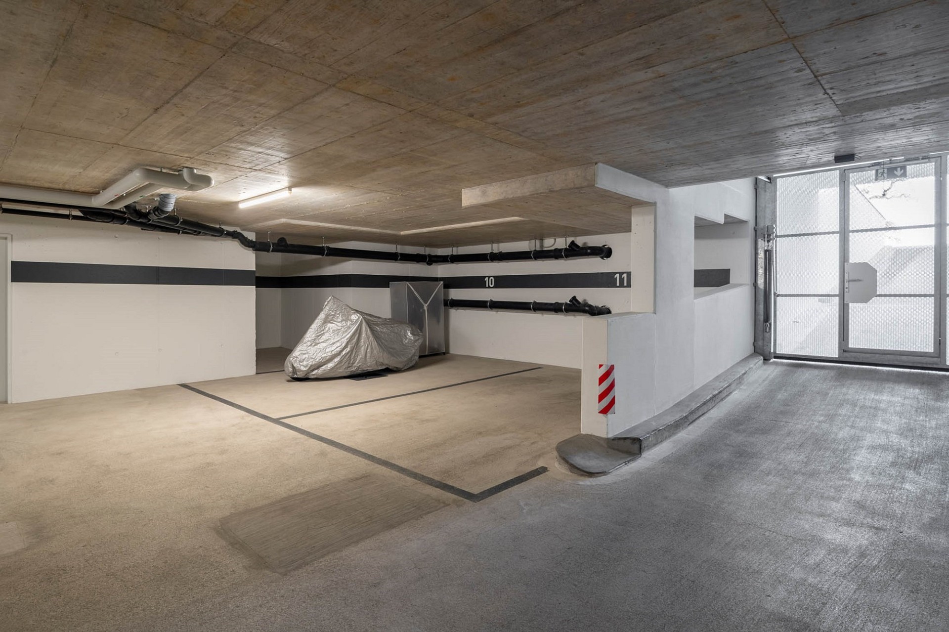 Tiefgarage mit Stellplätzen und Zufahrt