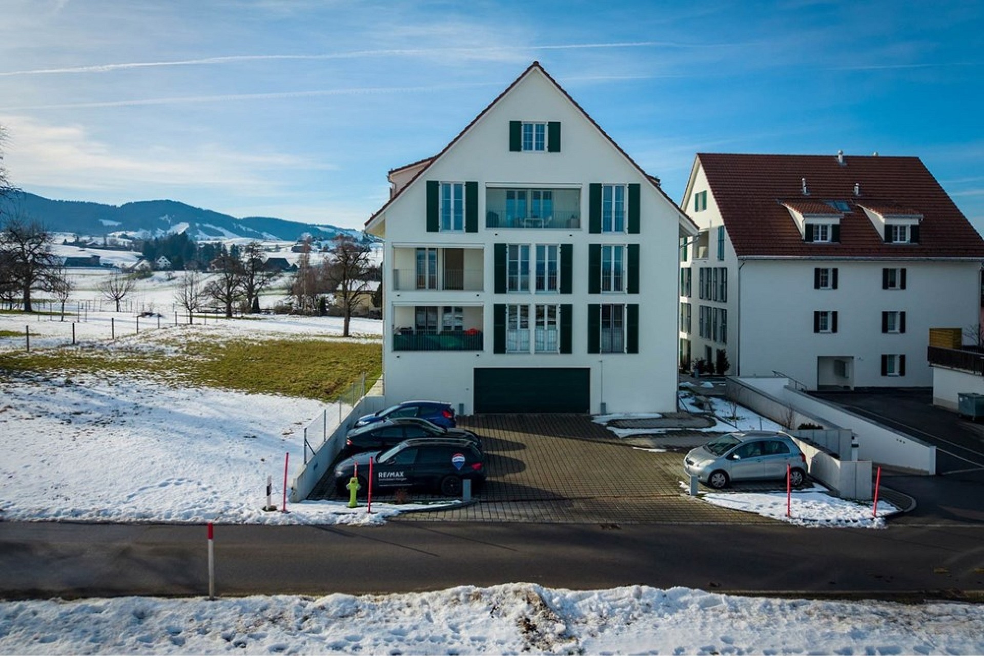 Außenansicht eines Mehrfamilienhauses im Winter