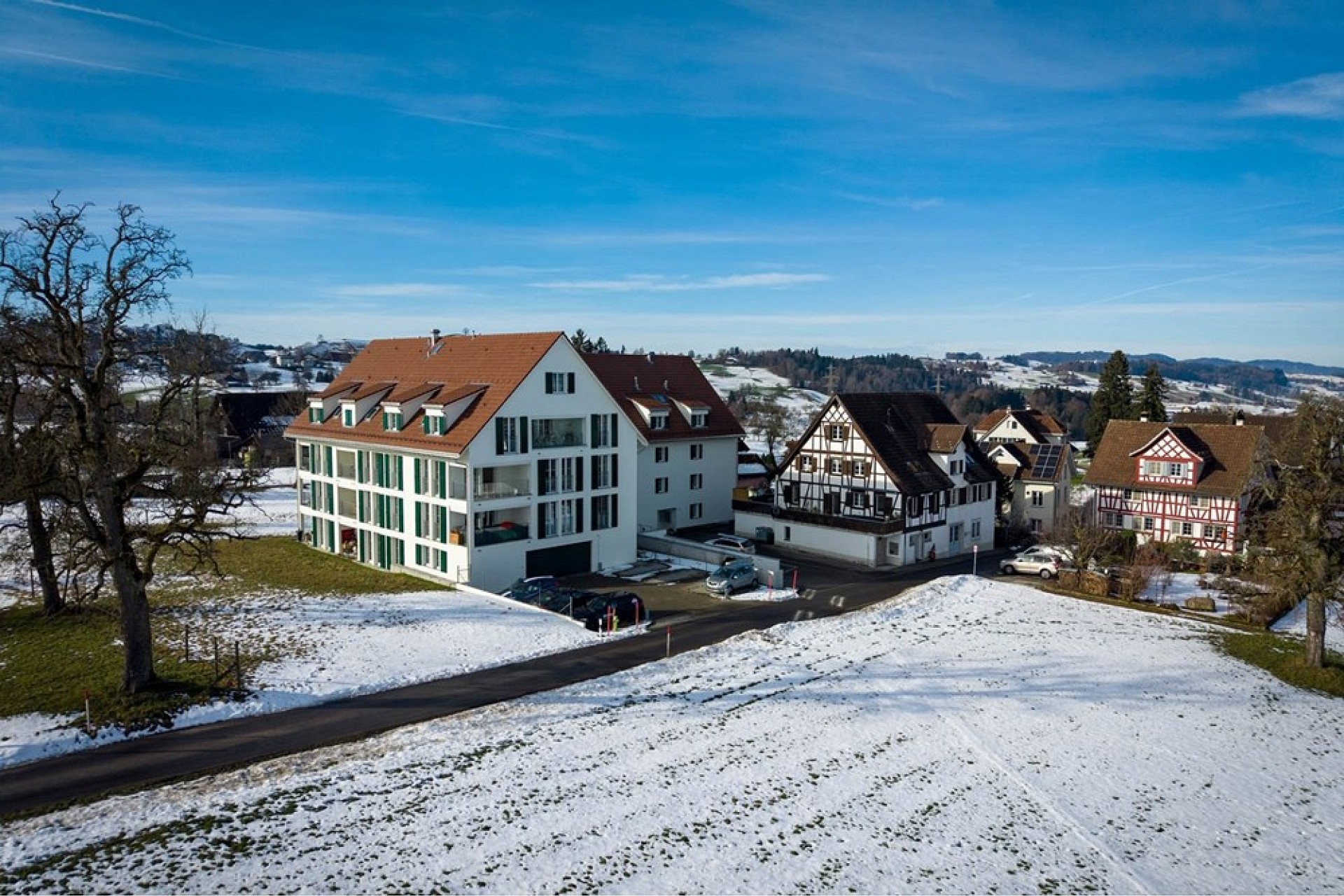 Wohngebäude in winterlicher Hügellandschaft