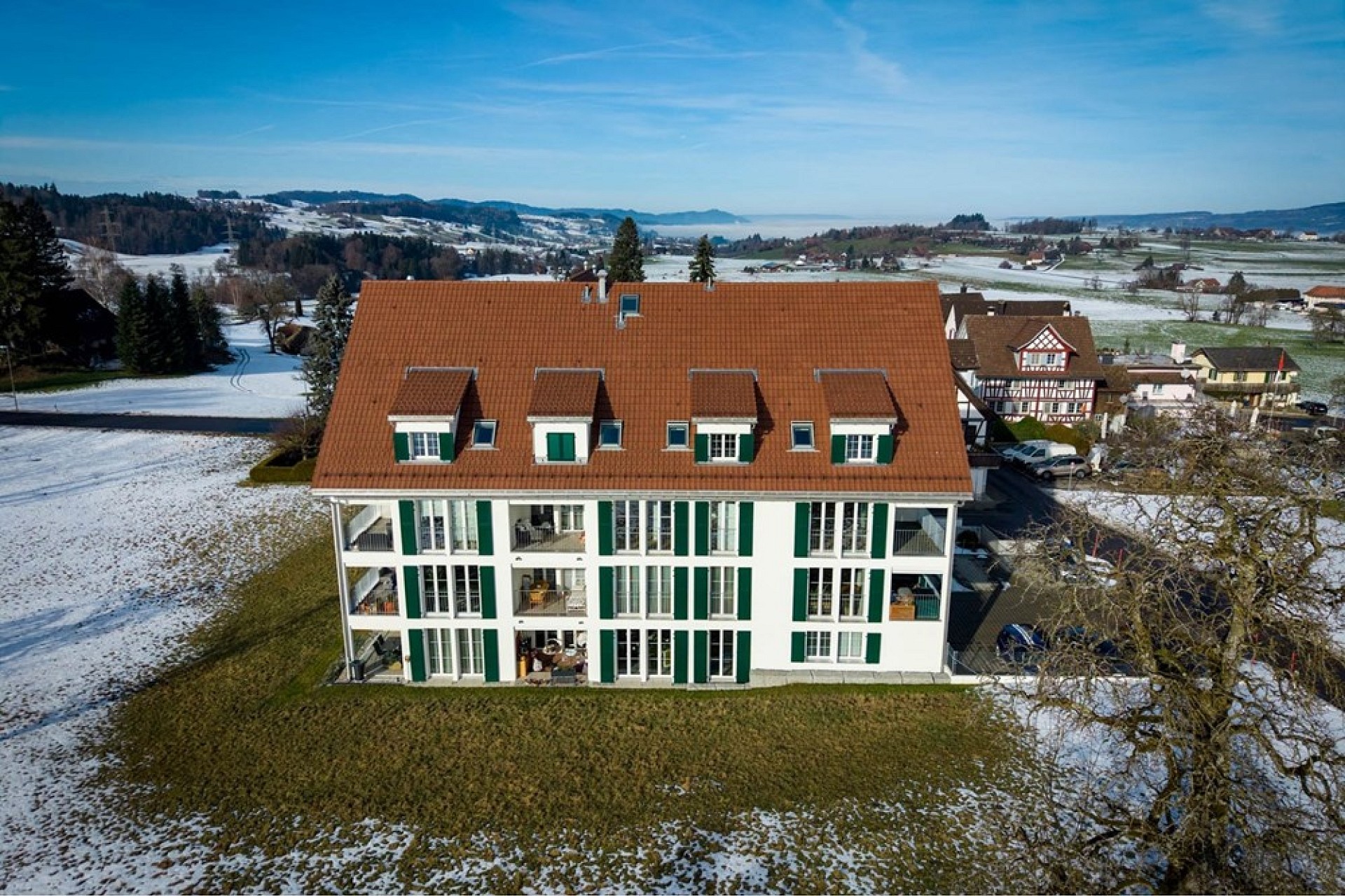 Luftaufnahme eines Wohnhauses im Schnee