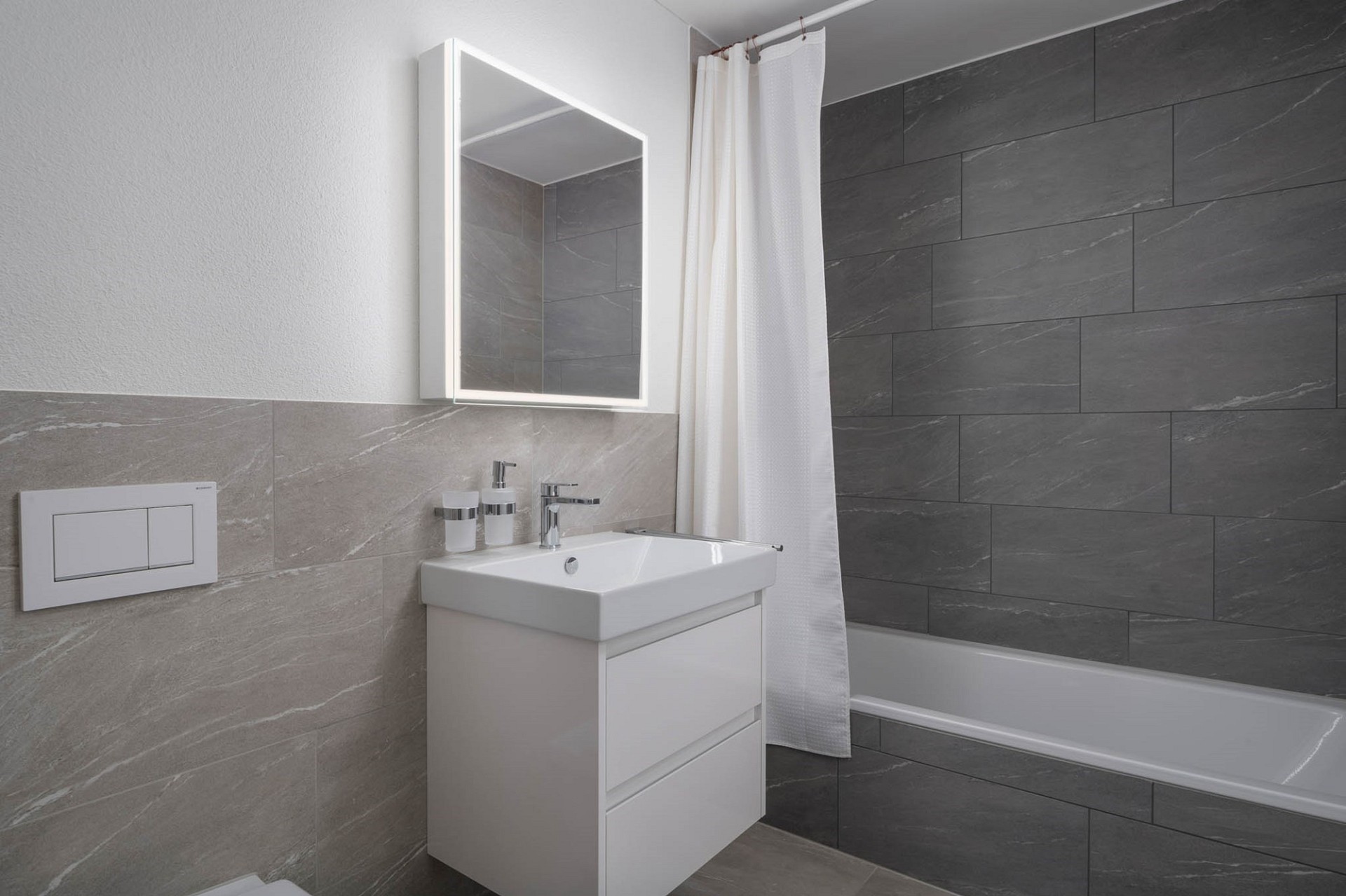 Modernes Badezimmer mit Badewanne und Waschtisch
