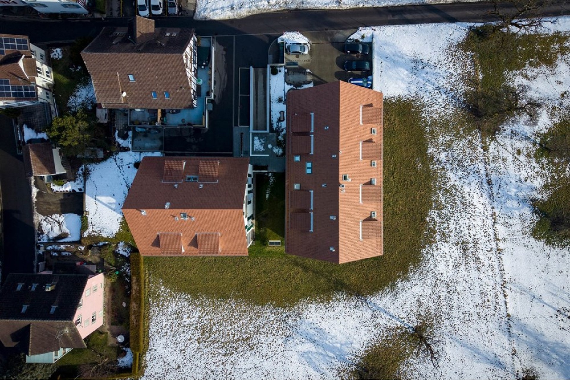 Luftbild eines Wohngebäudes mit Schneelage