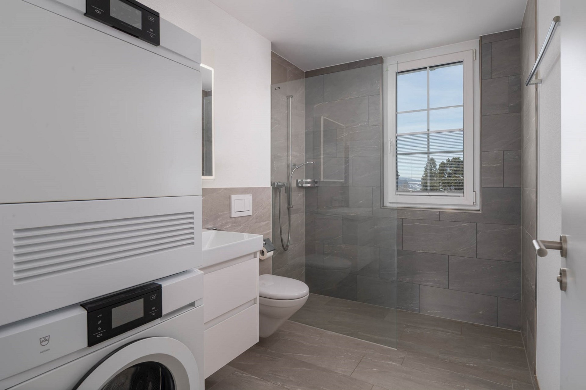 Modernes Badezimmer mit Dusche und Waschturm