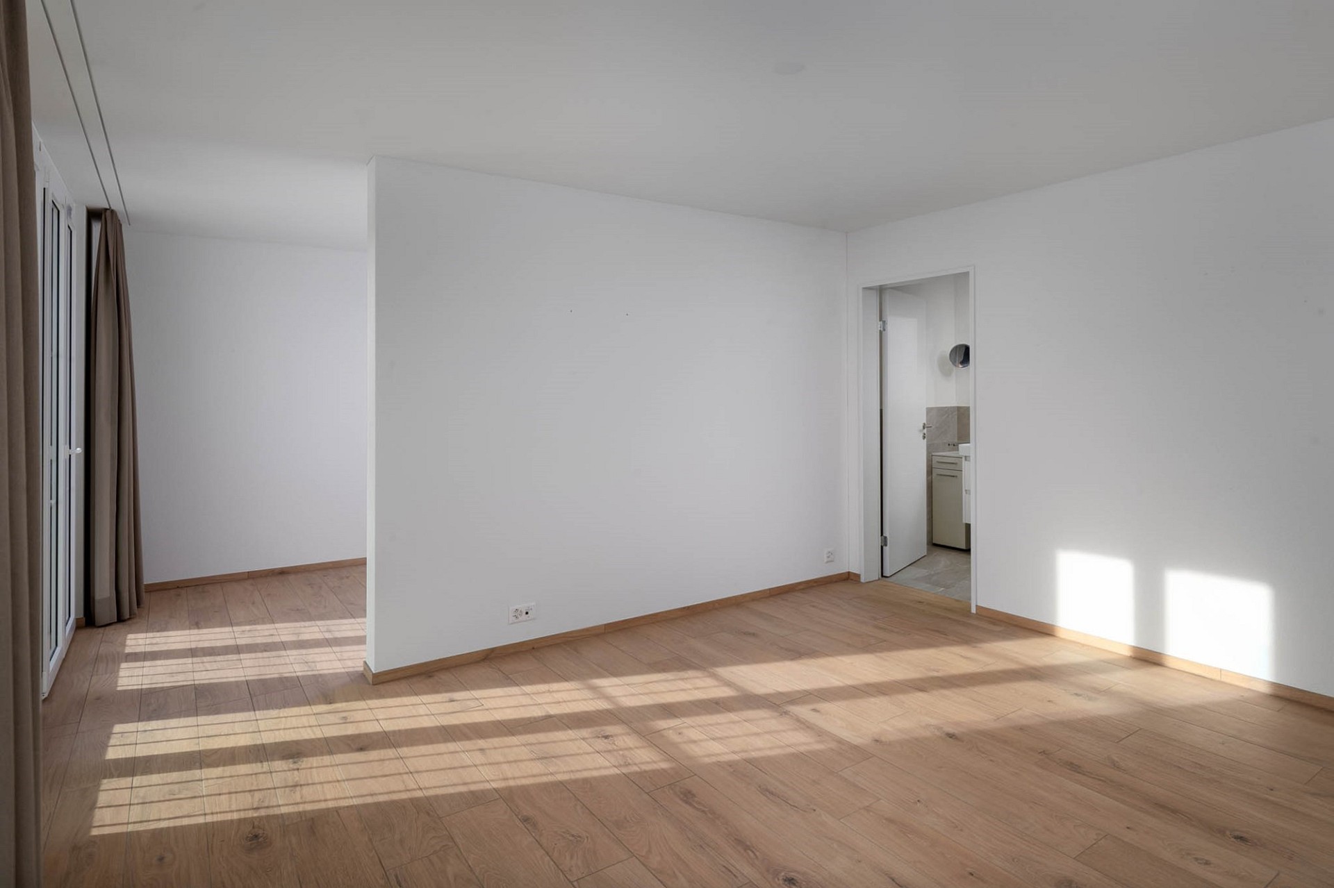 Heller leerer Wohnraum mit Holzboden