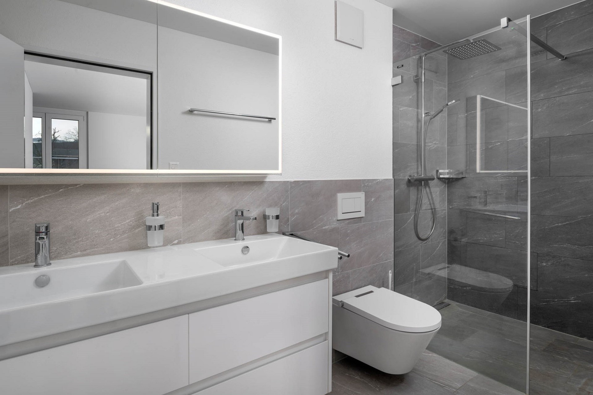 Modernes Badezimmer mit Walk-in-Dusche und Doppelwaschbecken