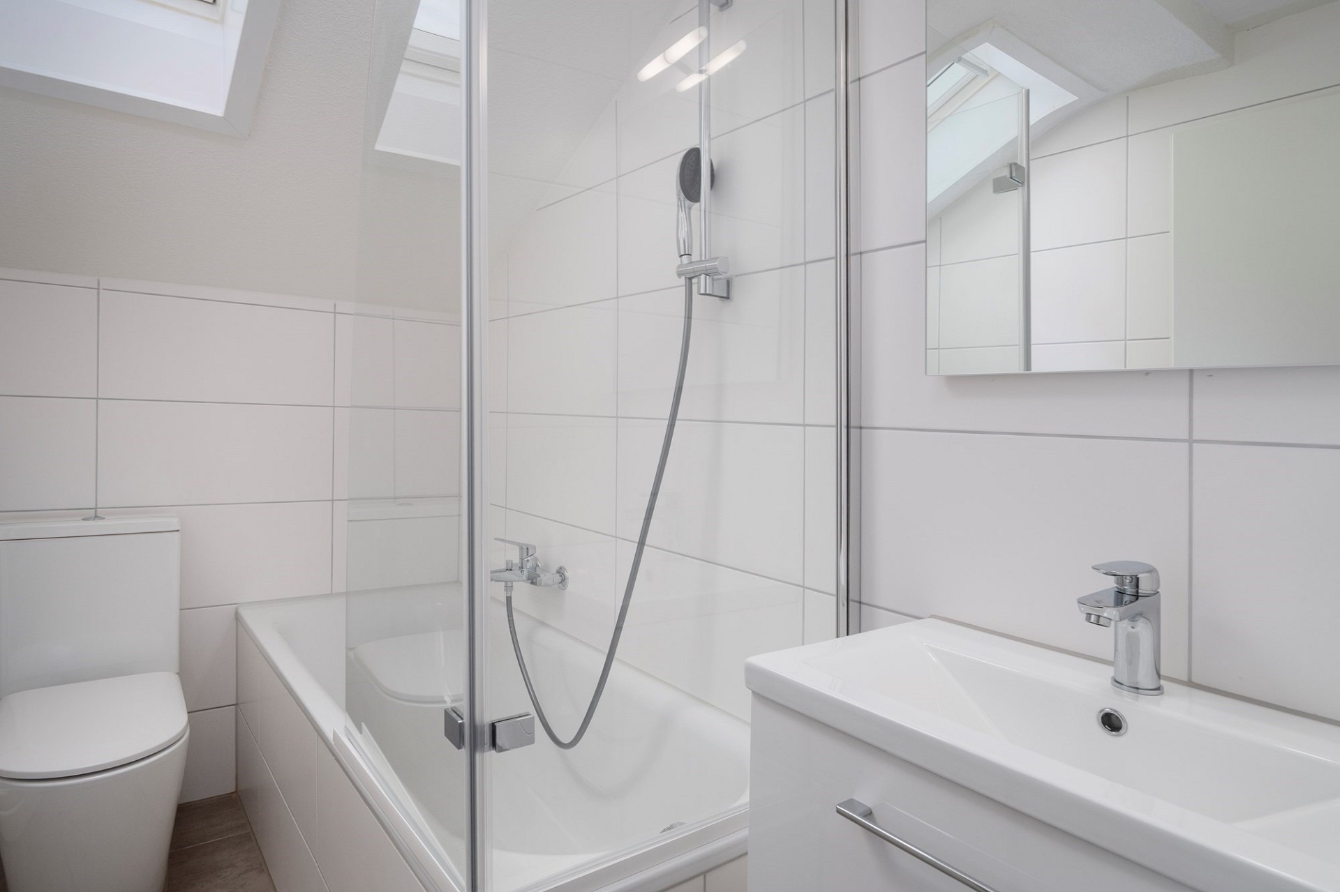 Modernes Dachgeschossbad mit Dusche und WC