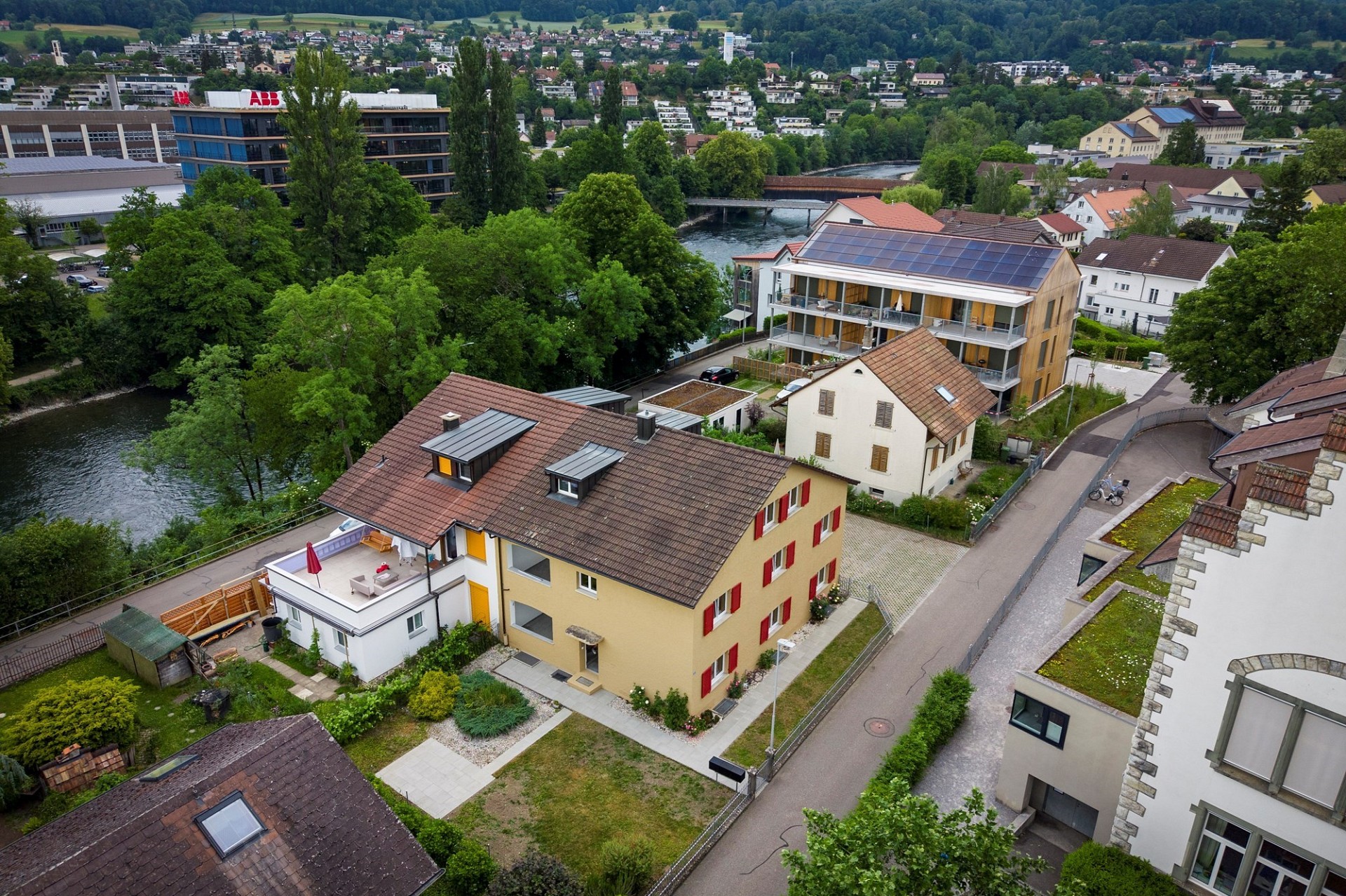 Luftaufnahme eines Wohnviertels am Fluss