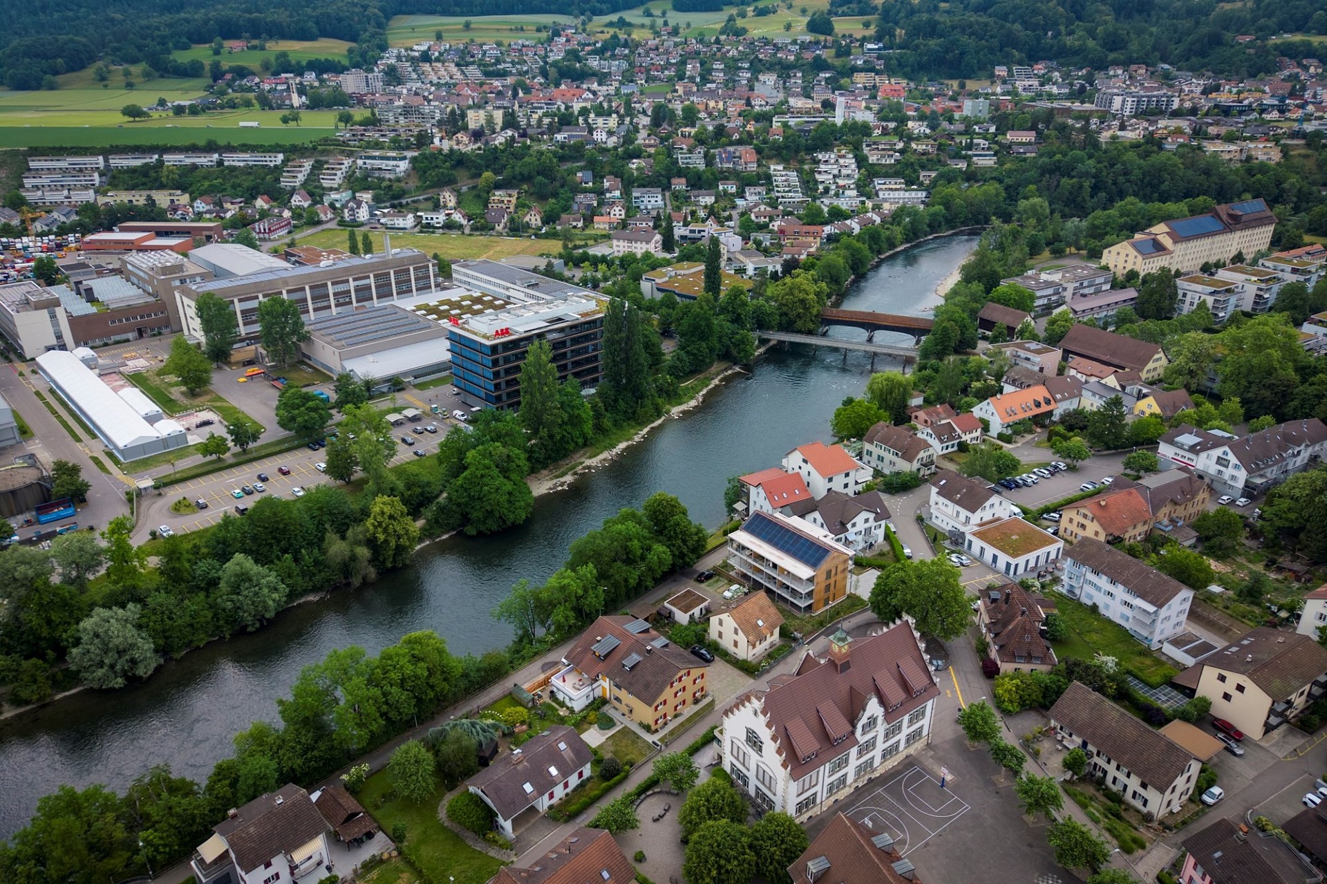 Luftaufnahme einer Stadt am Fluss