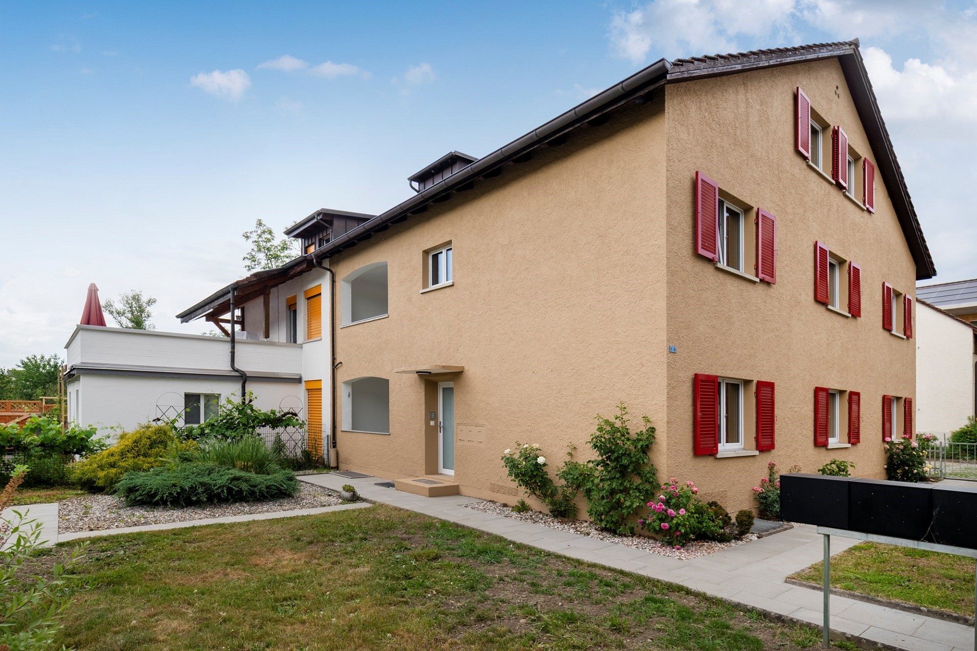 Außenansicht eines gepflegten Wohnhauses mit Garten