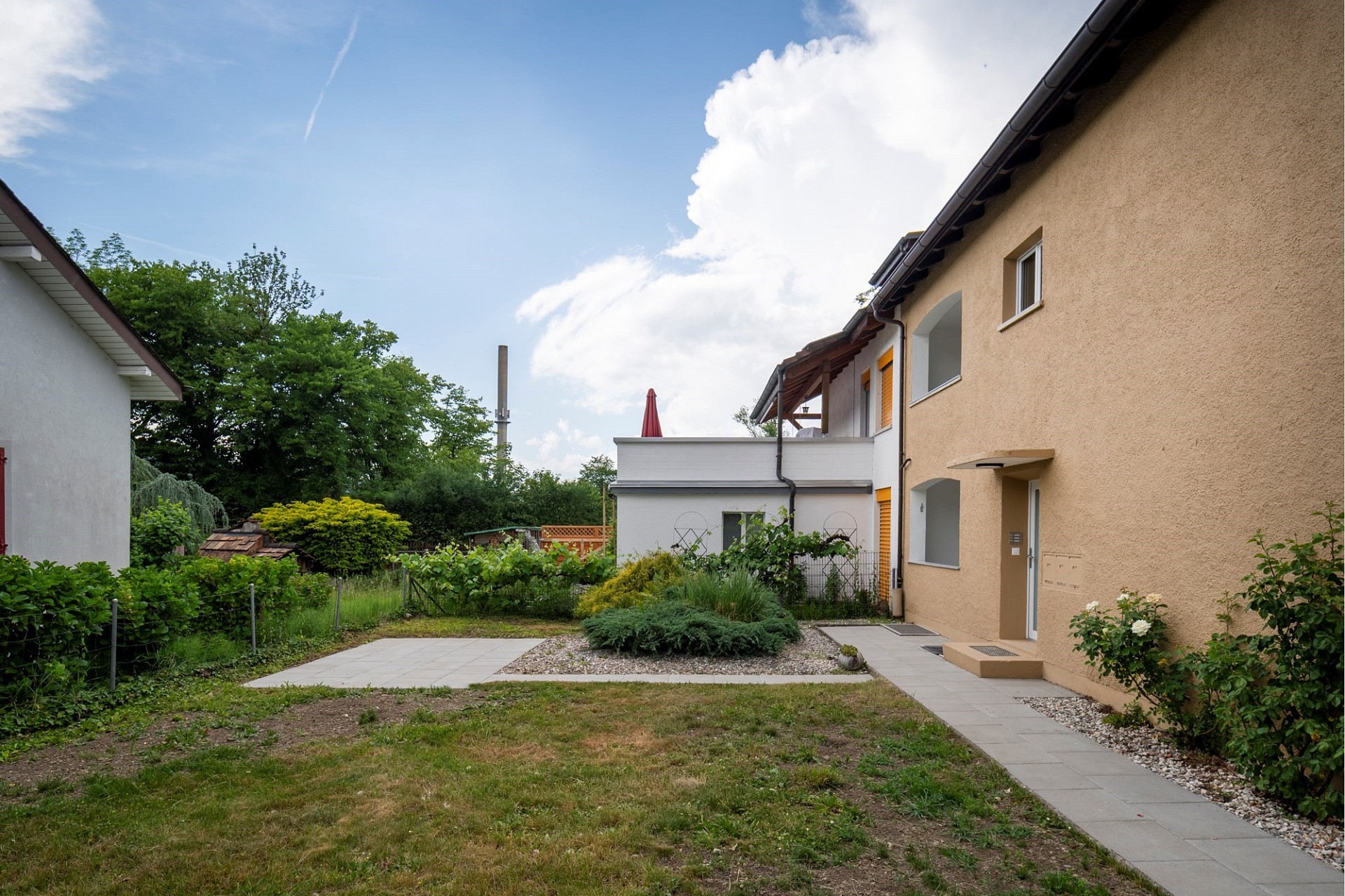 Außenansicht eines Wohnhauses mit Garten