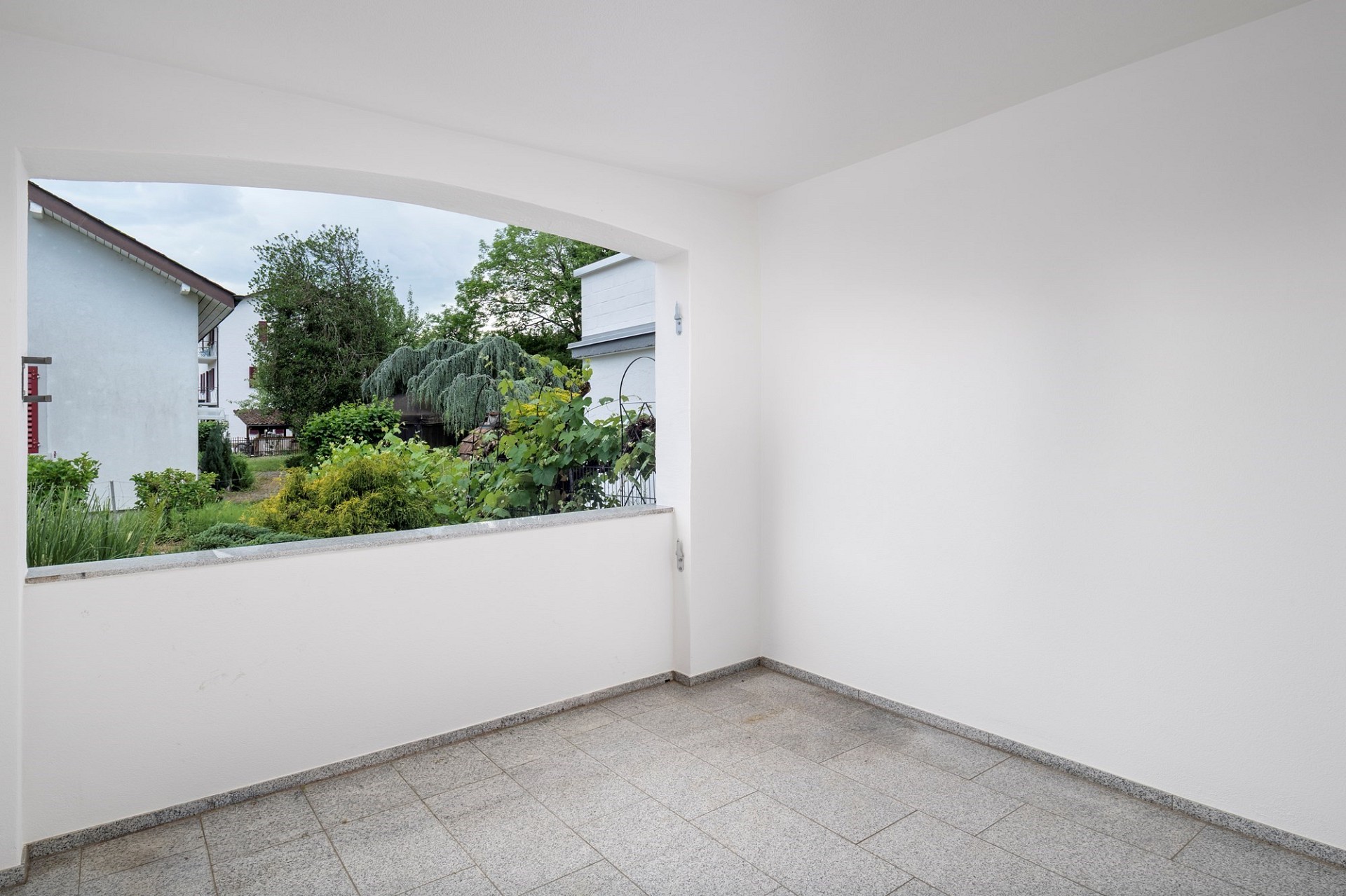 Überdachter Balkon mit Blick ins Grüne