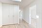 Heller leerer Raum mit Einbauschrank
