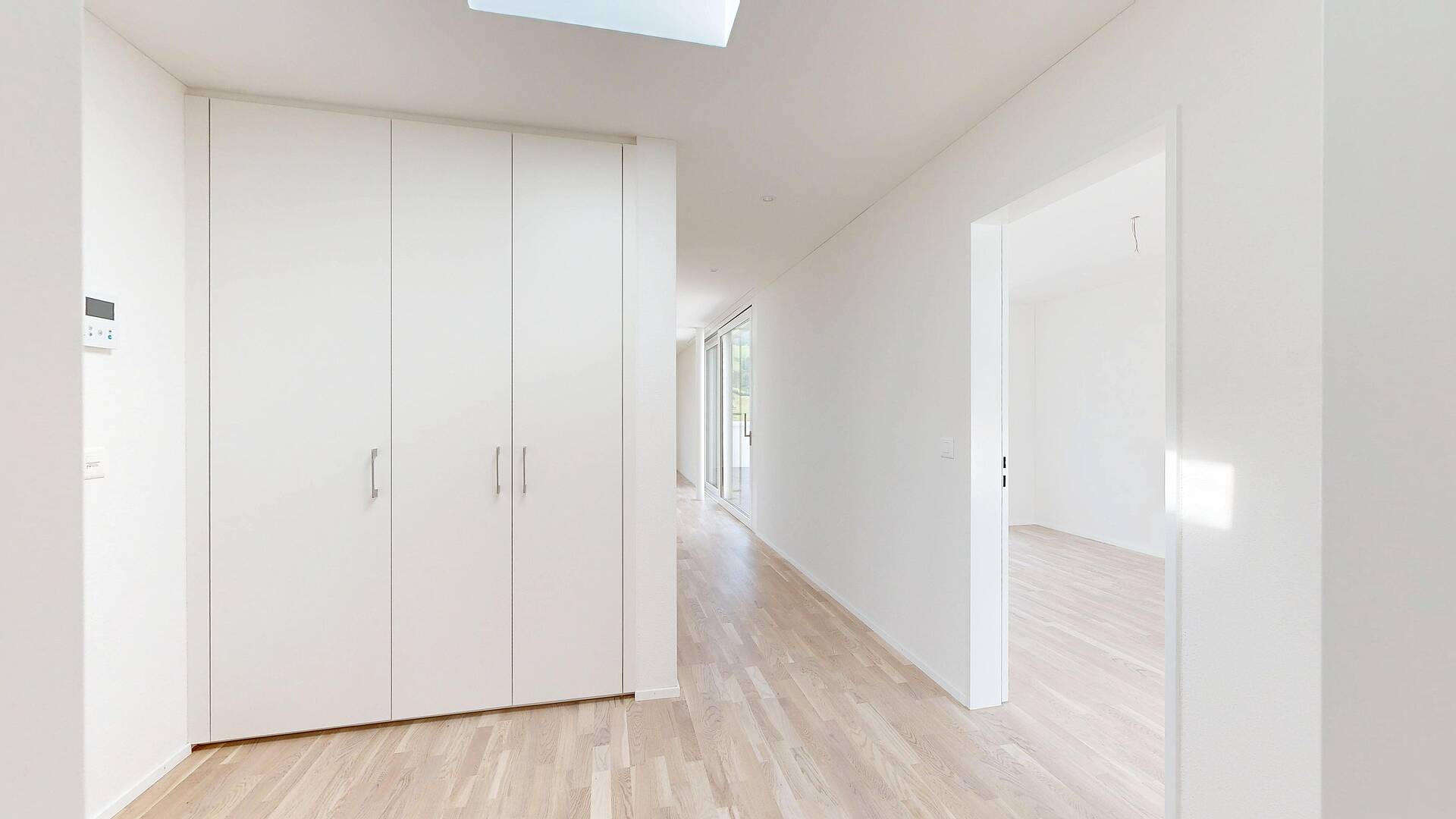 Heller Flur mit Einbauschrank
