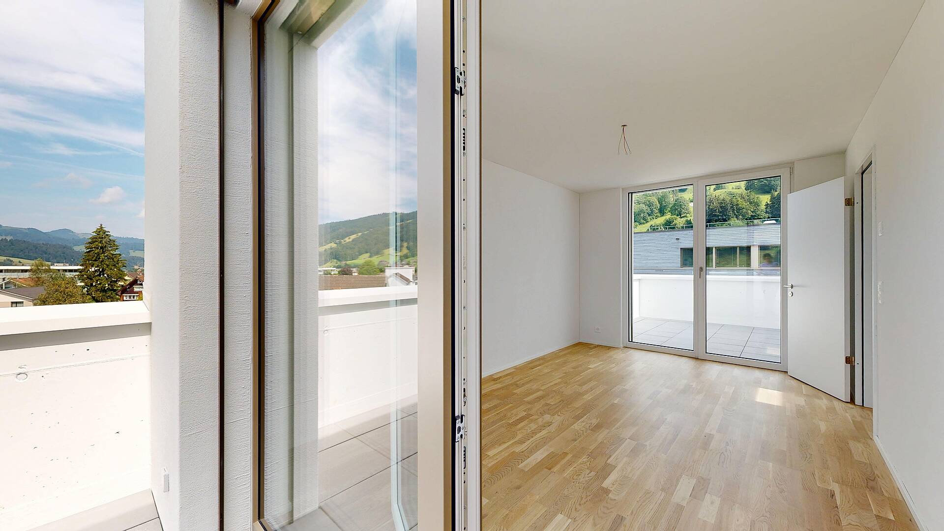 Helles Zimmer mit Balkon und Bergblick
