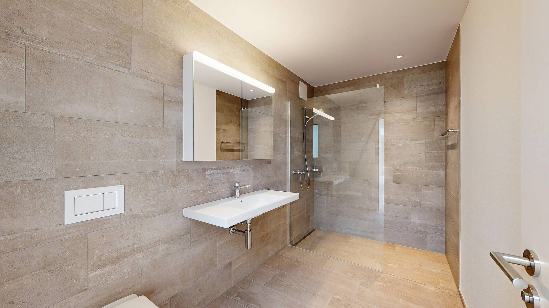 Modernes Badezimmer mit Walk-in-Dusche