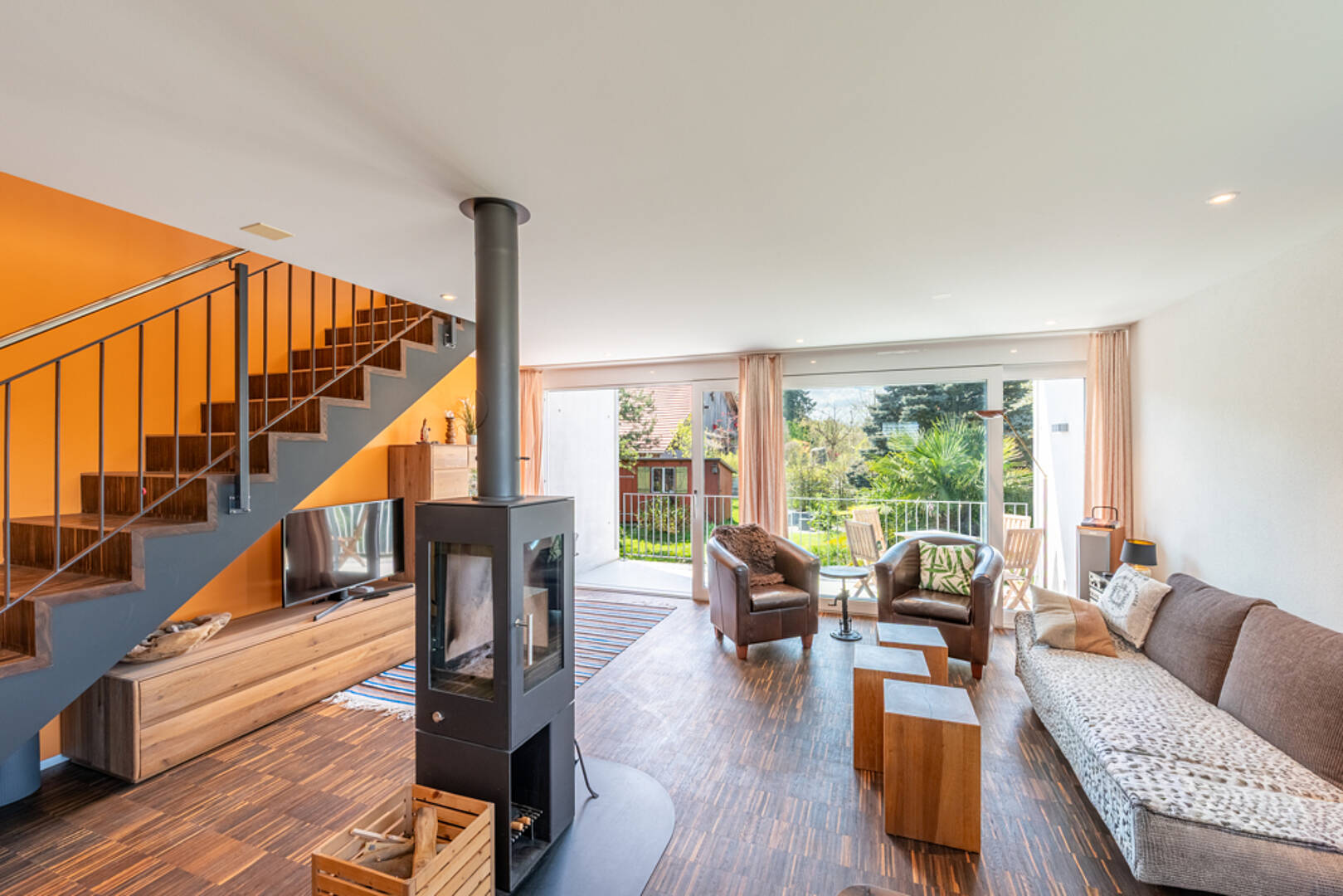 Heller Wohnraum mit Kamin und Treppe