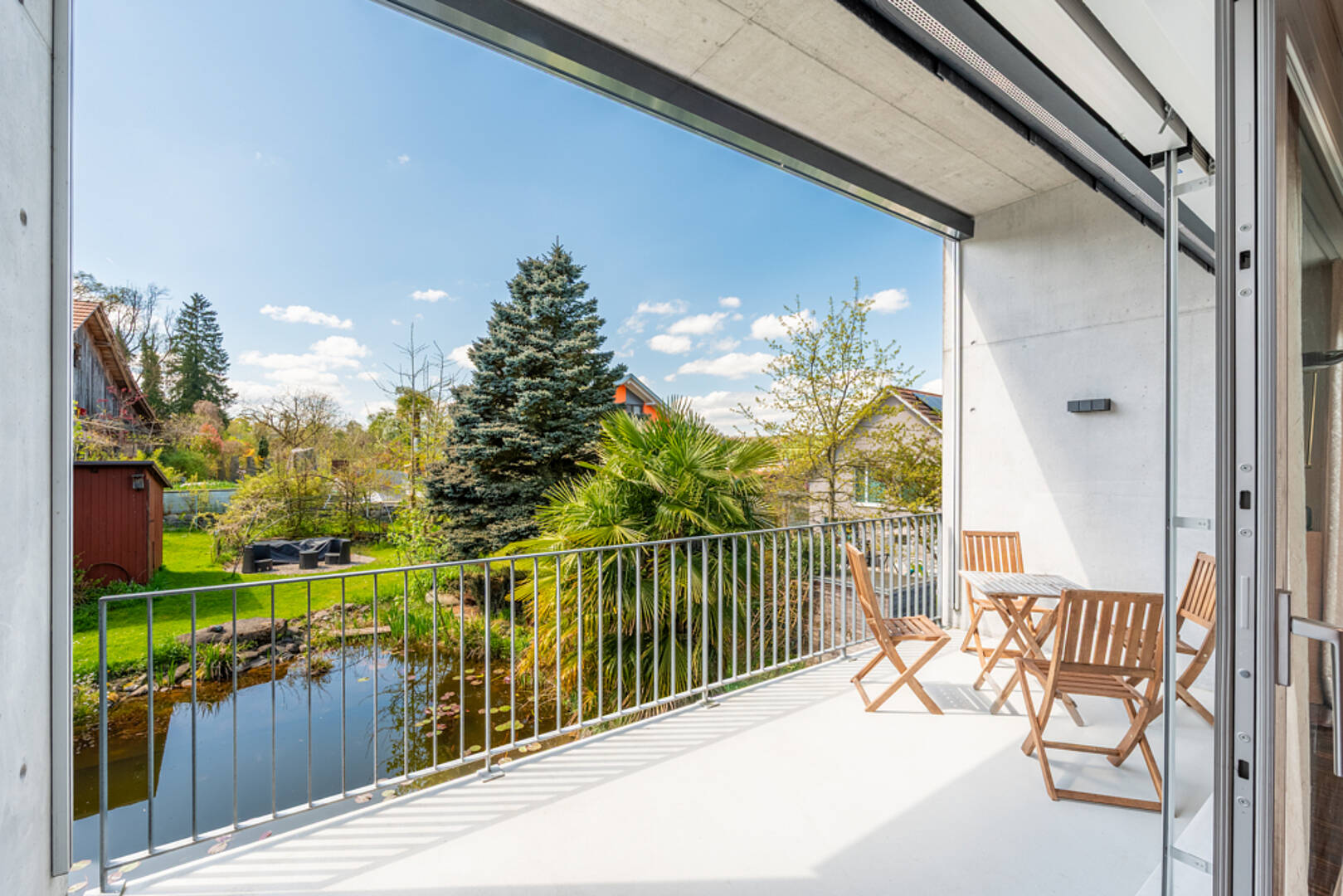 Heller Balkon mit Gartenblick