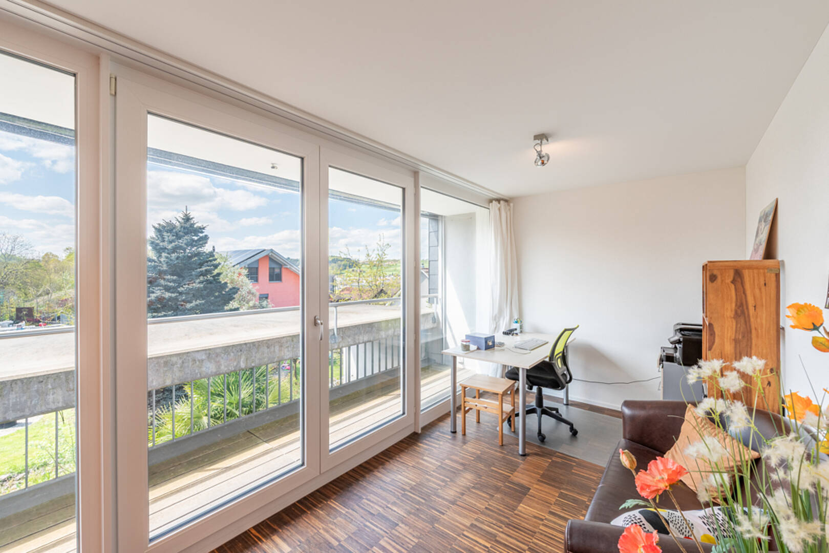 Helles Wohnzimmer mit Balkonblick