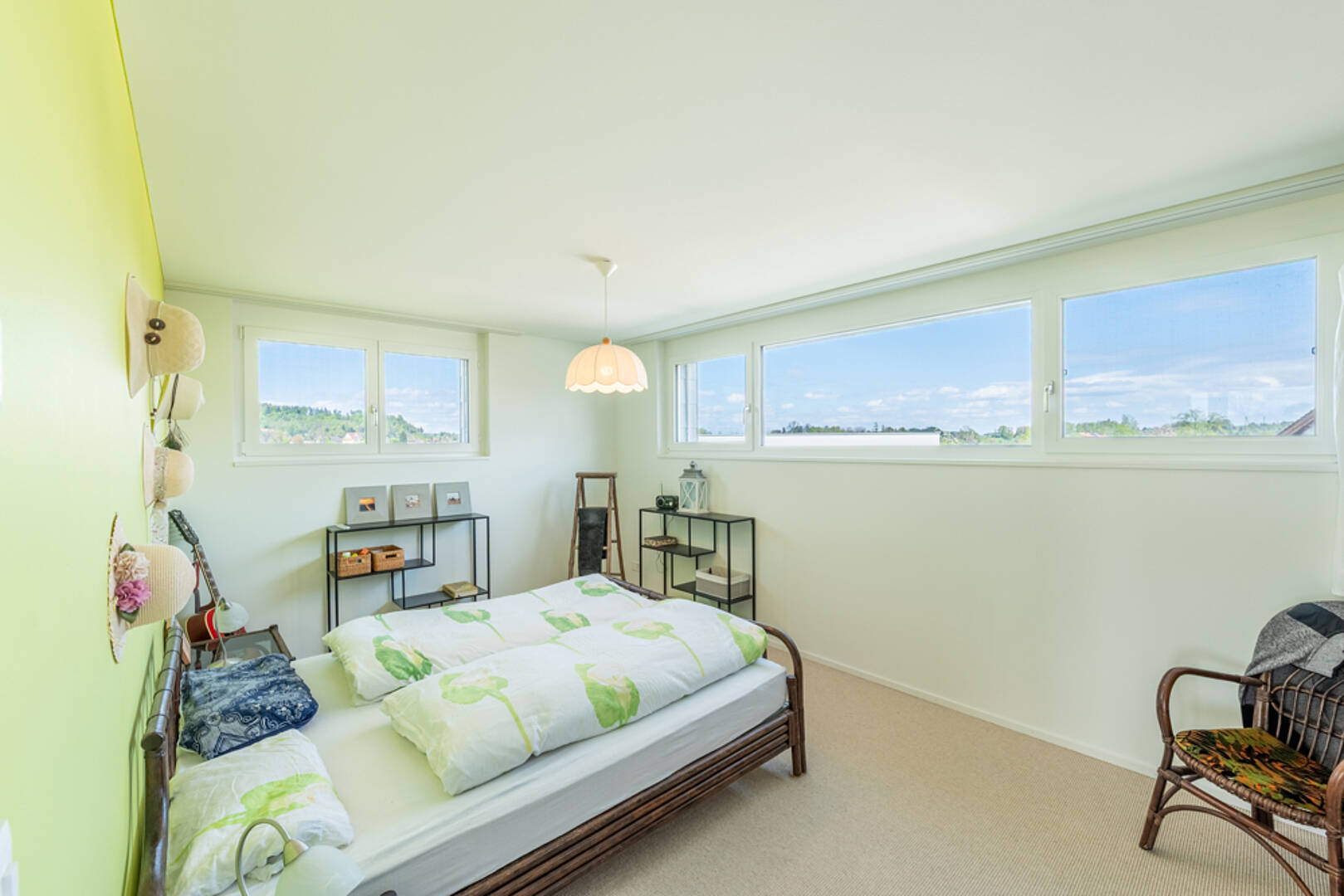 Helles Schlafzimmer mit großen Fenstern
