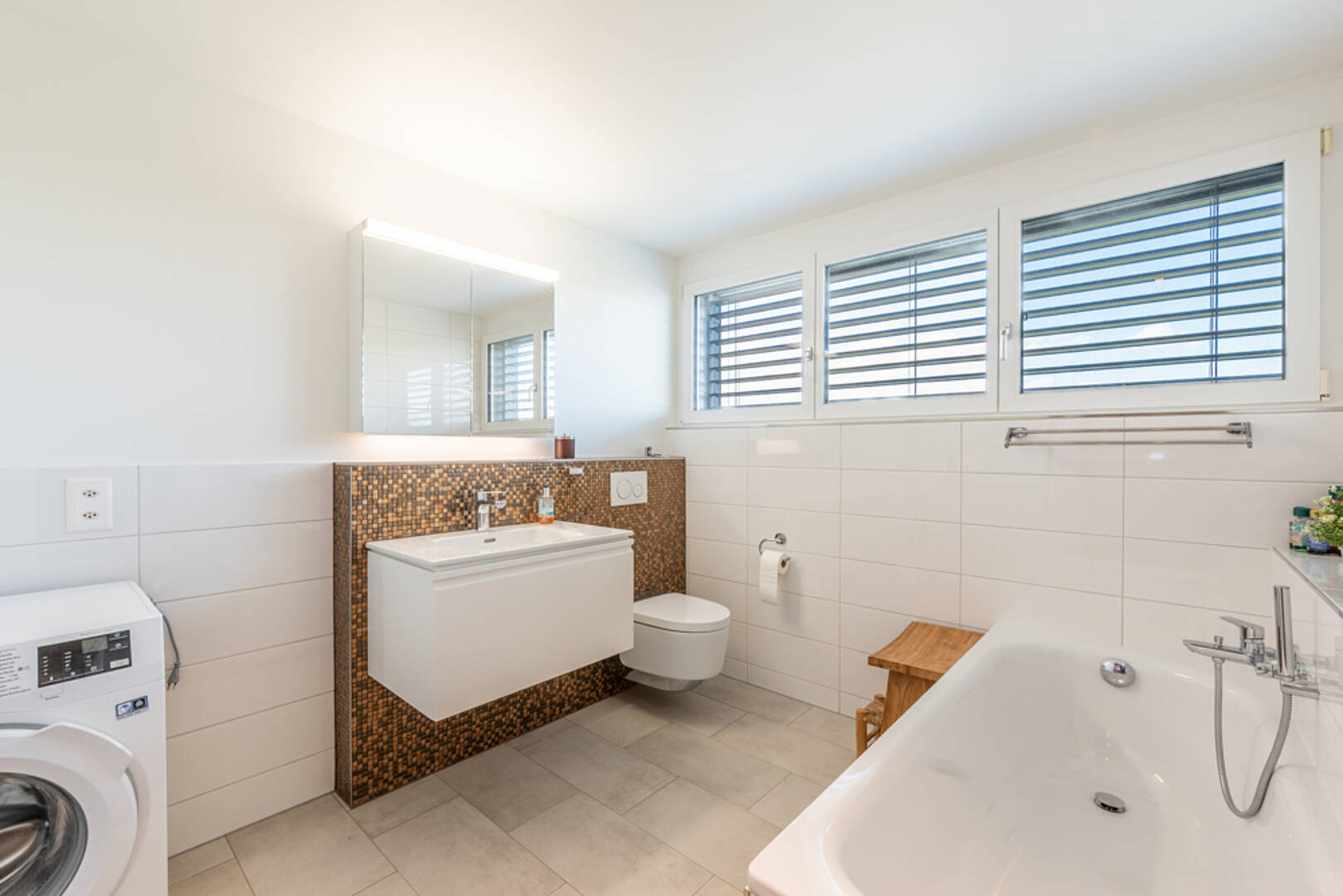 Modernes Badezimmer mit Badewanne und Waschtisch