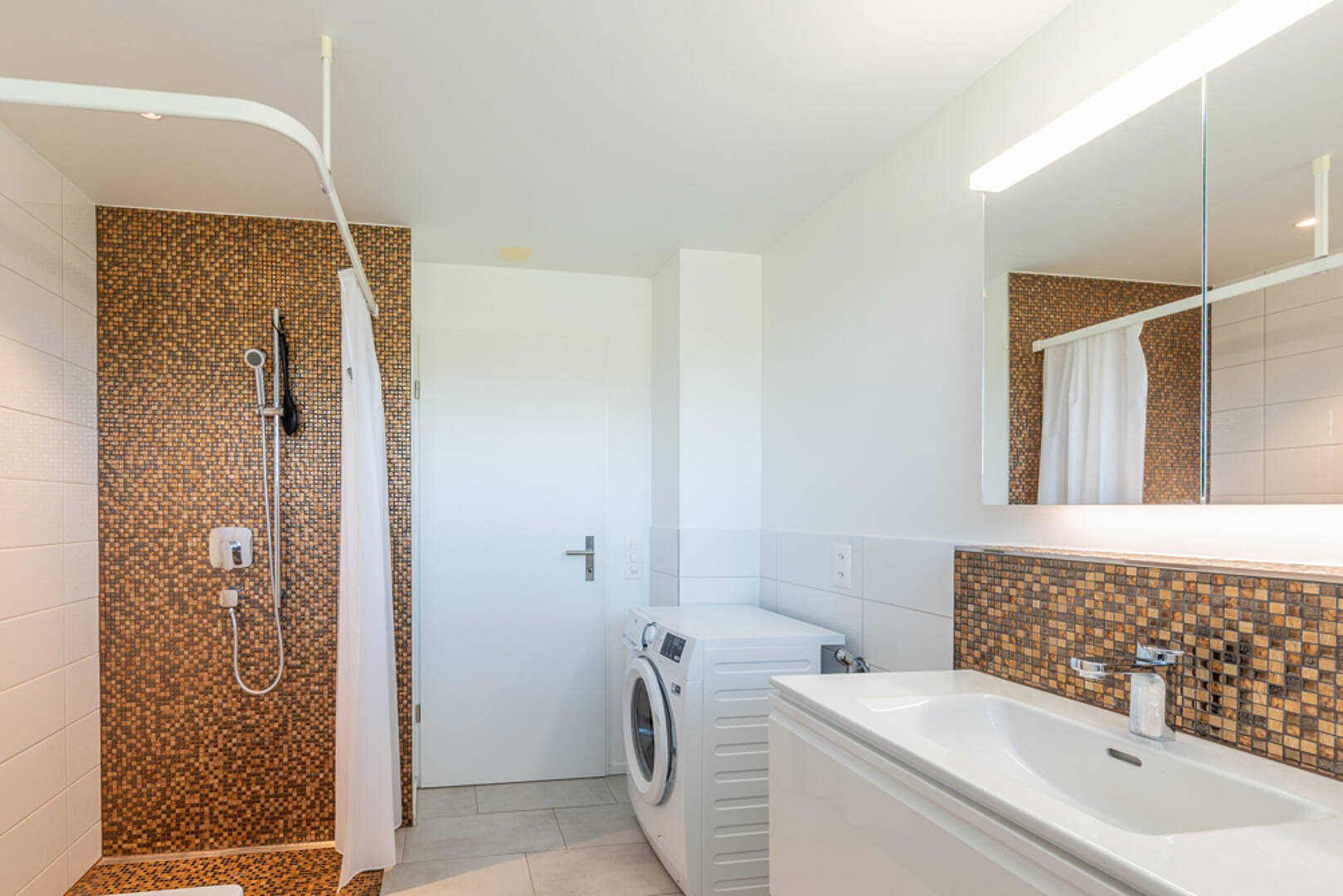Modernes Badezimmer mit Dusche und Waschtisch