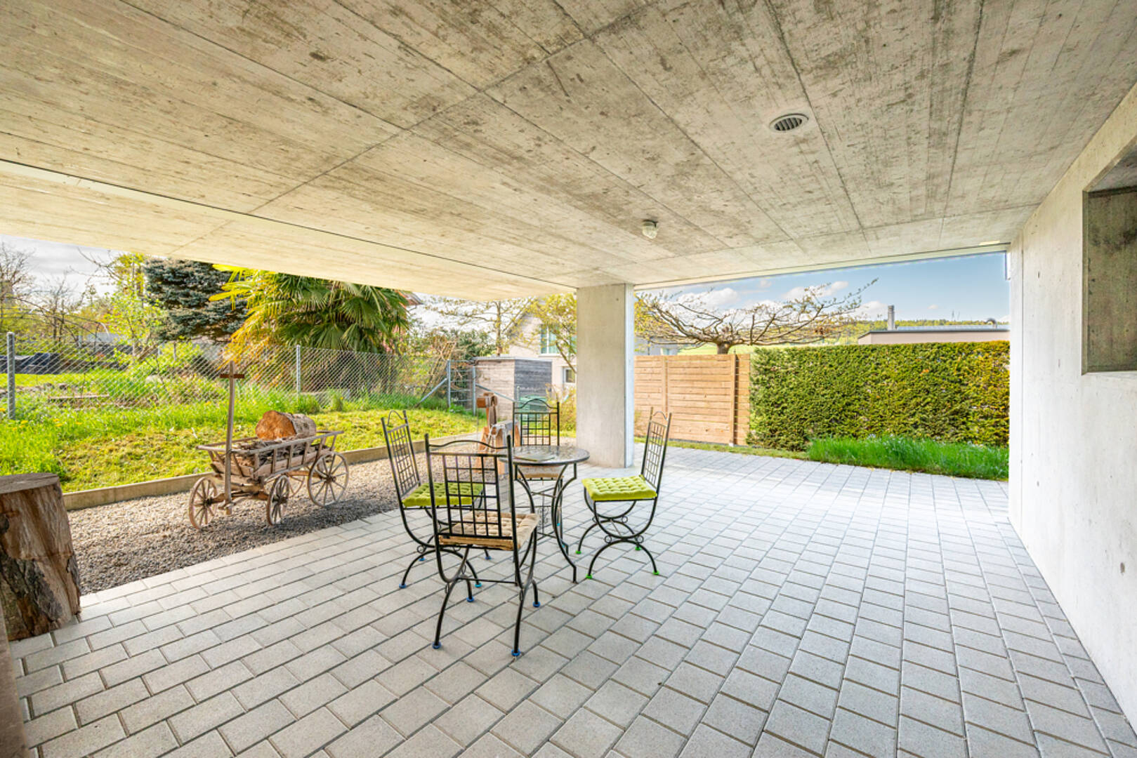 Überdachte Terrasse mit Gartenblick
