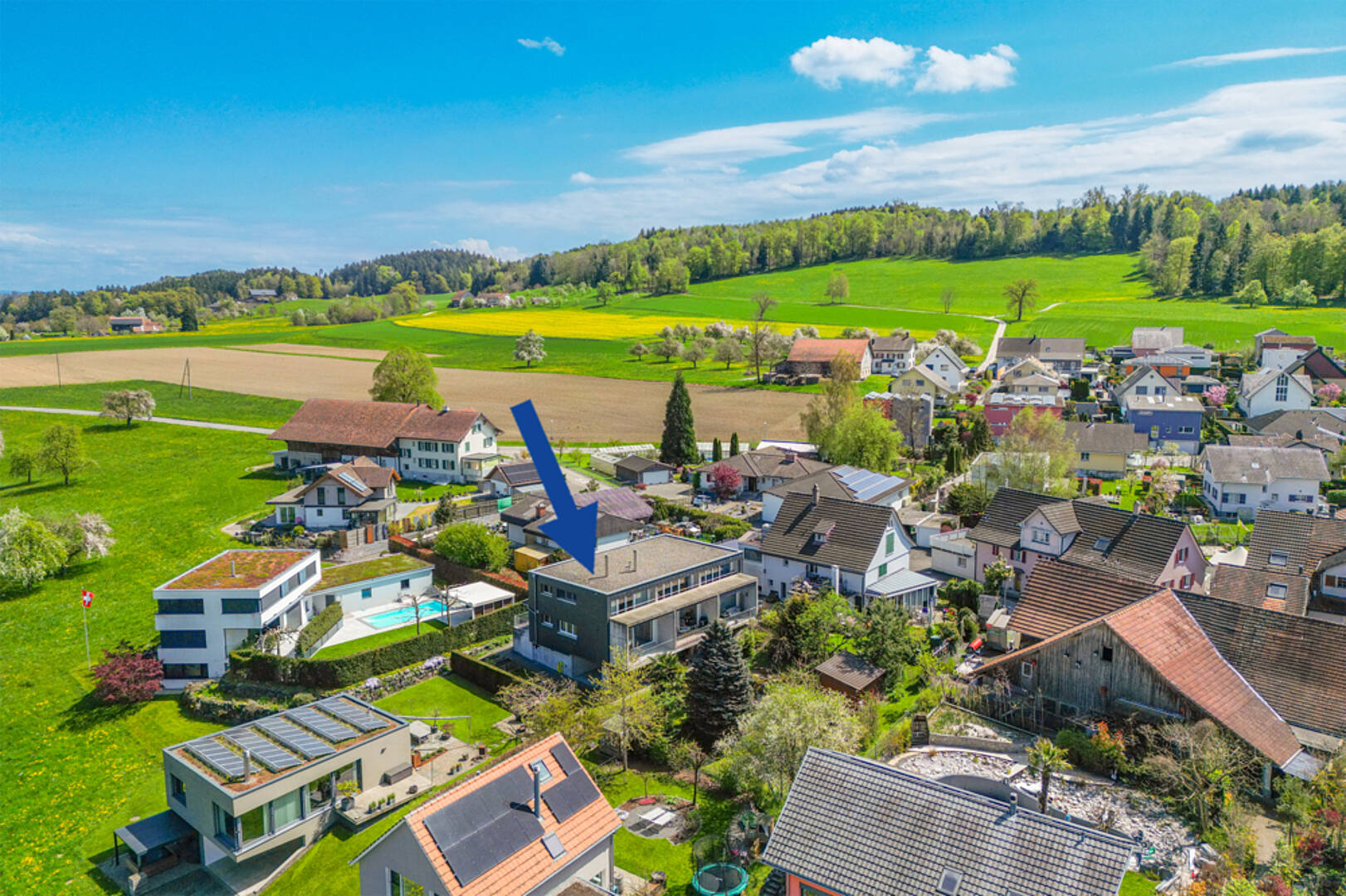 Luftaufnahme eines Wohngebiets im Grünen